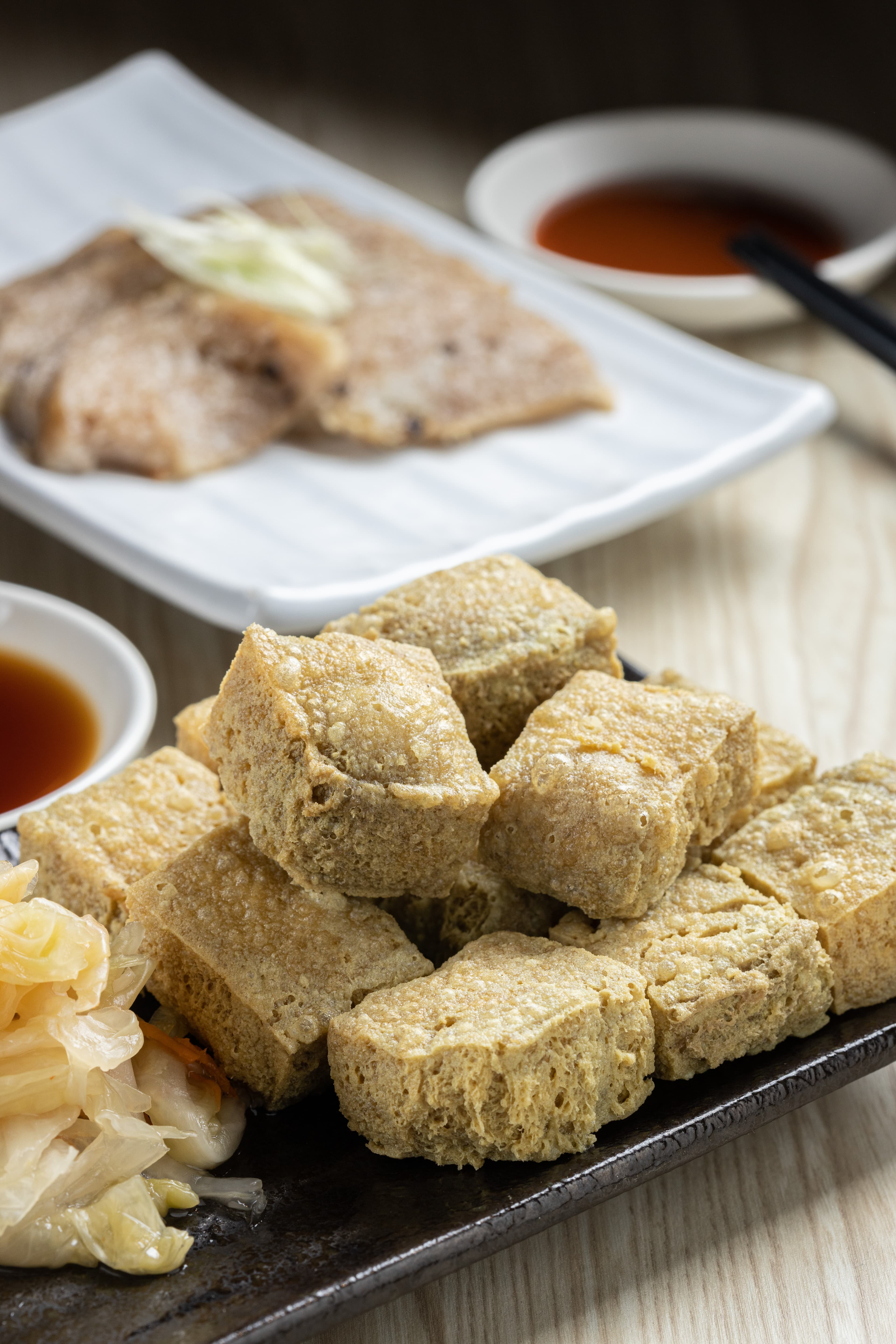 「家鄉臭豆腐」(前,90元/份)帶著宜蘭特有的青草氣息;「糯米腸」(後,95元/份)是主廚用千張自己灌的,數量有限,經常缺貨。