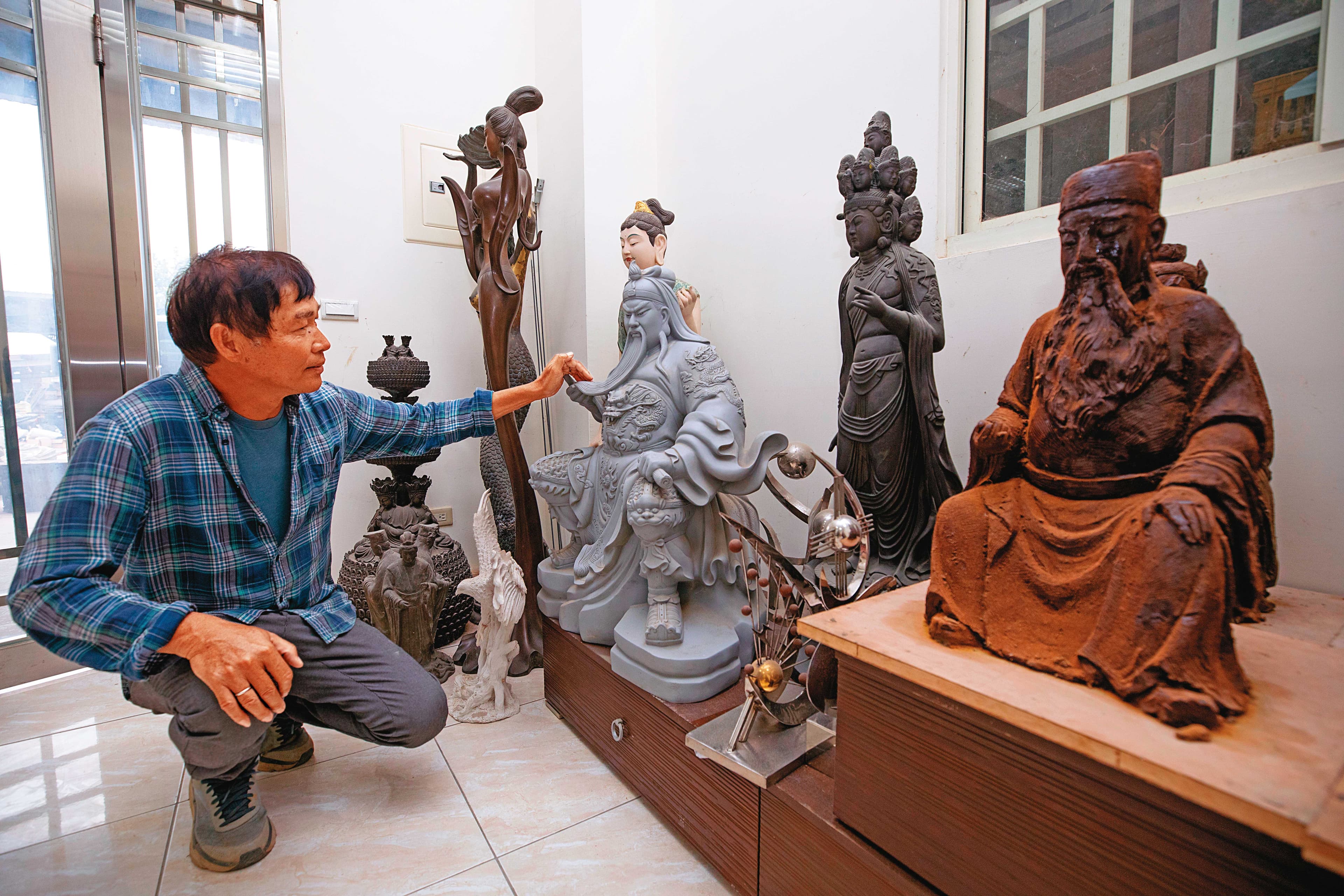 毛榮海製作過非常多神像與佛像,他強調一定要虔誠恭敬,神明如果不滿意,雕像會垮掉、需要重塑。