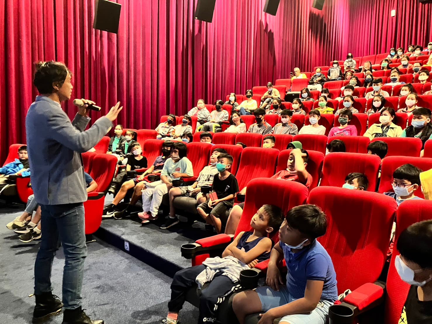 詹家龍出席《消失的紫斑蝶》兒童場特映,與學童觀眾互動。(翻攝自《消失的紫斑蝶》官方臉書)