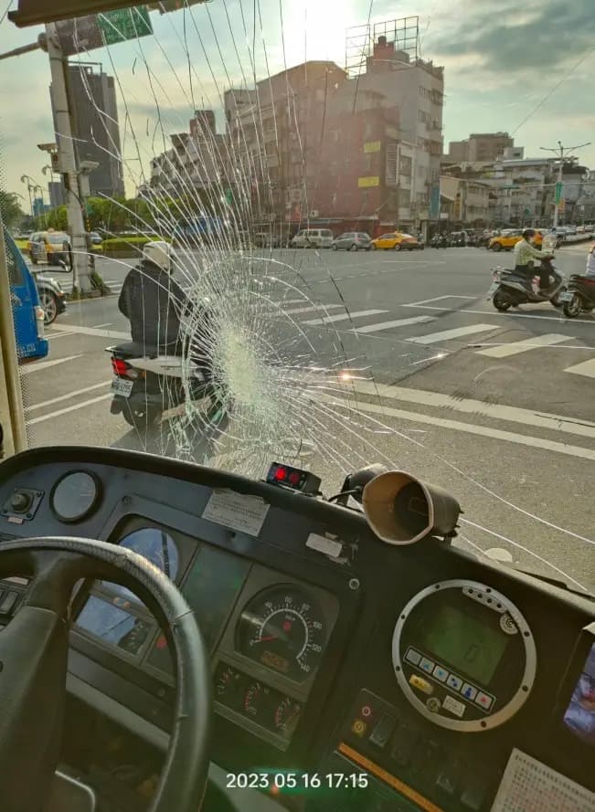 公車擋風玻璃碎裂,車上血跡斑斑。(翻攝自記者爆料網)