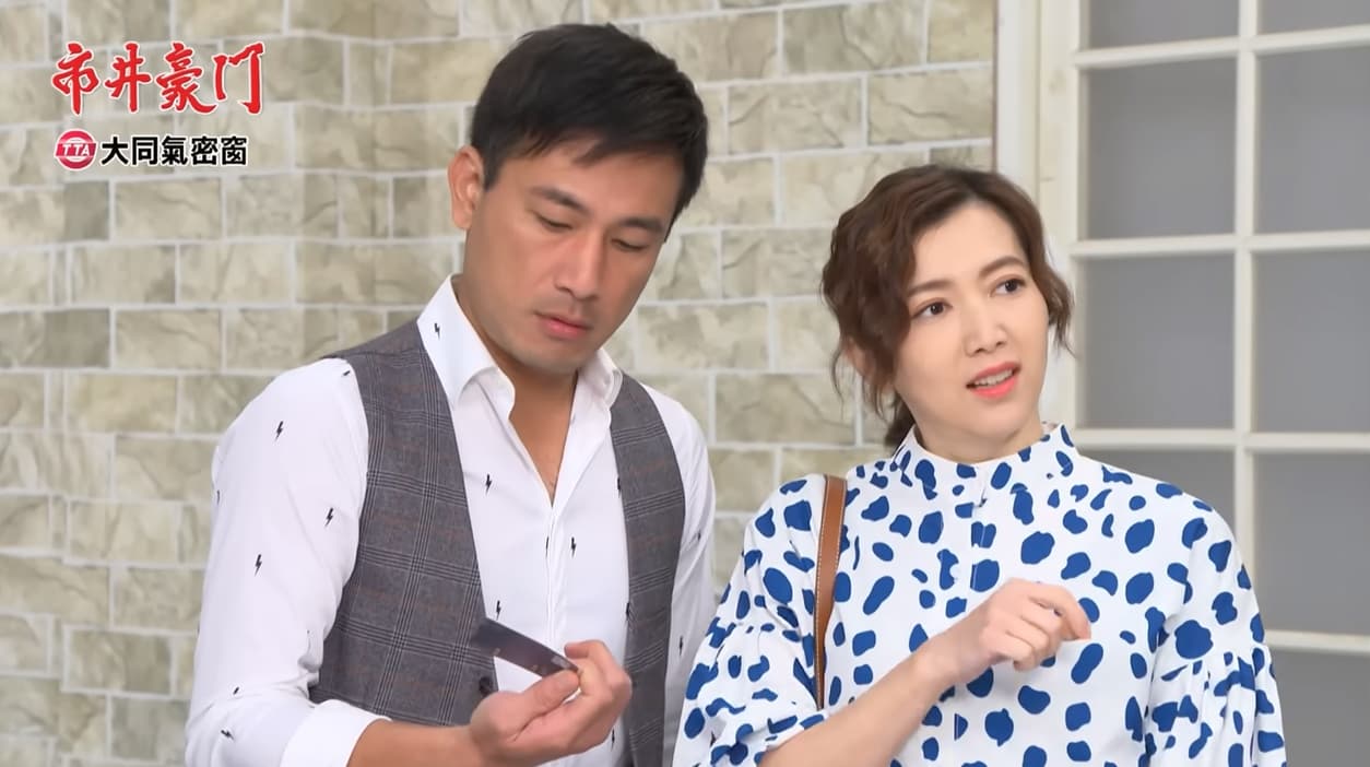 廖家儀在《市井豪門》是里長,兒子傅子純常協助幫她處理里民事務。(民視提供)