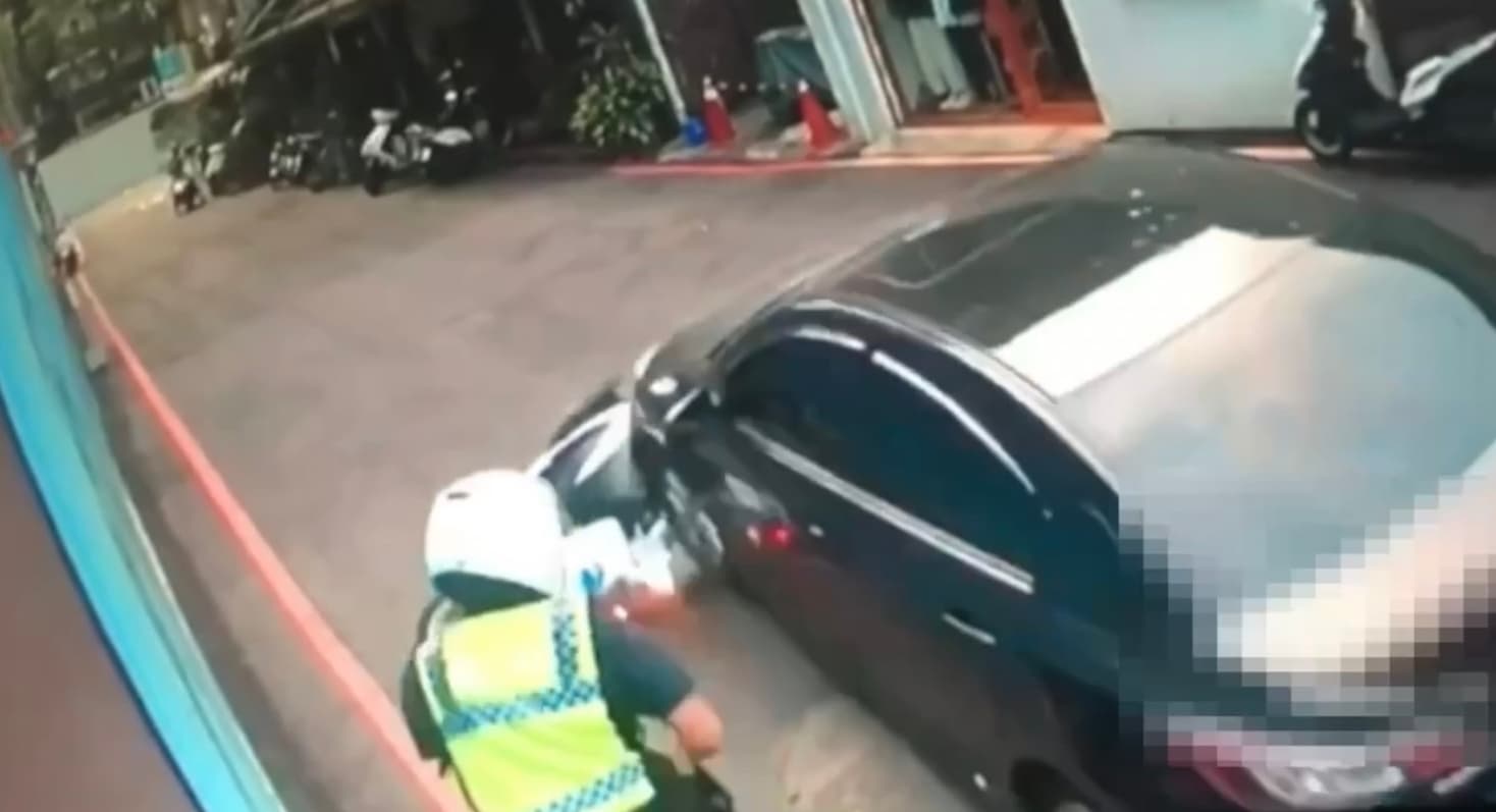 游男在小巷內拒捕並衝撞警車,試圖逃逸。(翻攝畫面)