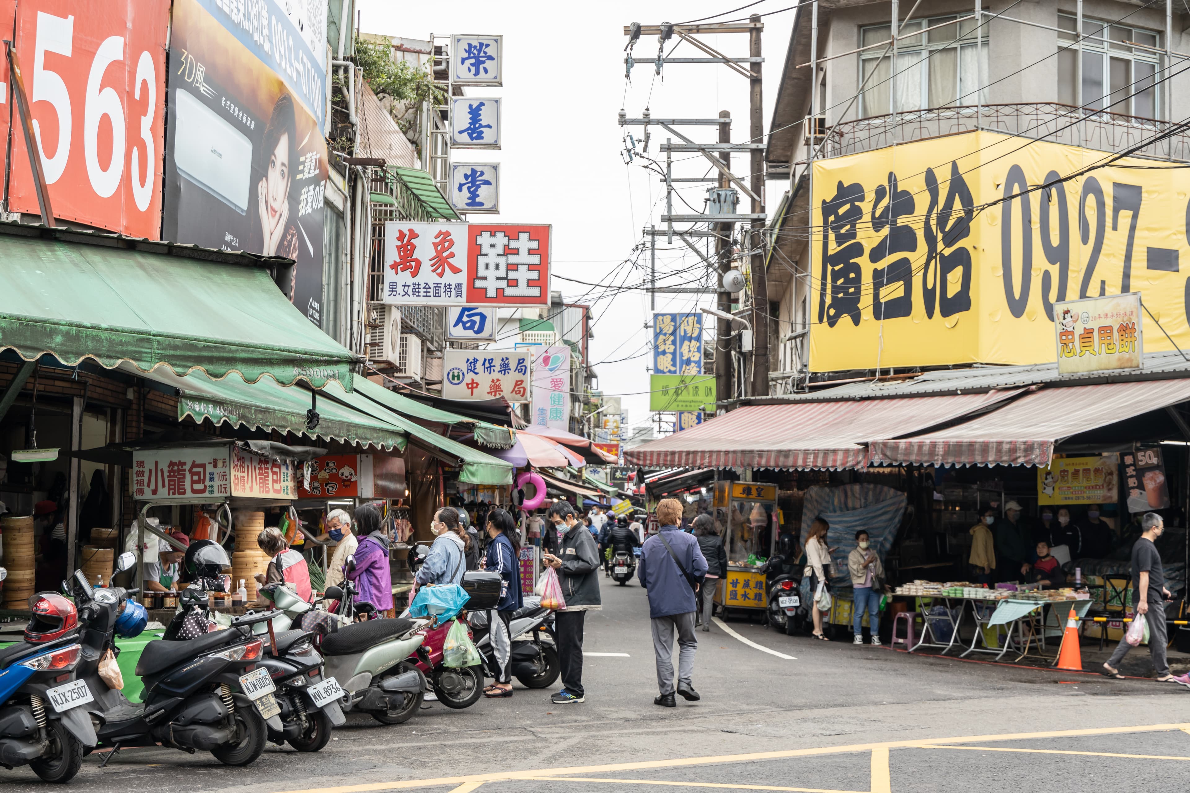 忠貞市場內藏著許多滇緬異國美食與排隊名店。
