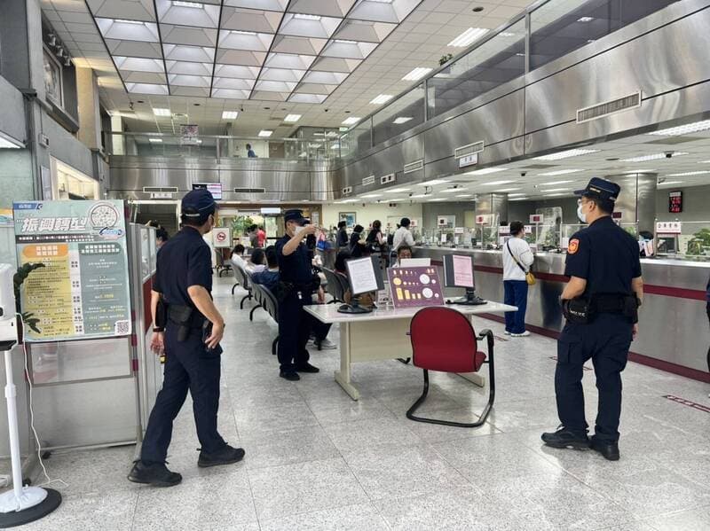 台灣銀行基隆分行也接獲炸彈恐嚇，警方認為可能是張海川涉案。（翻攝畫面）