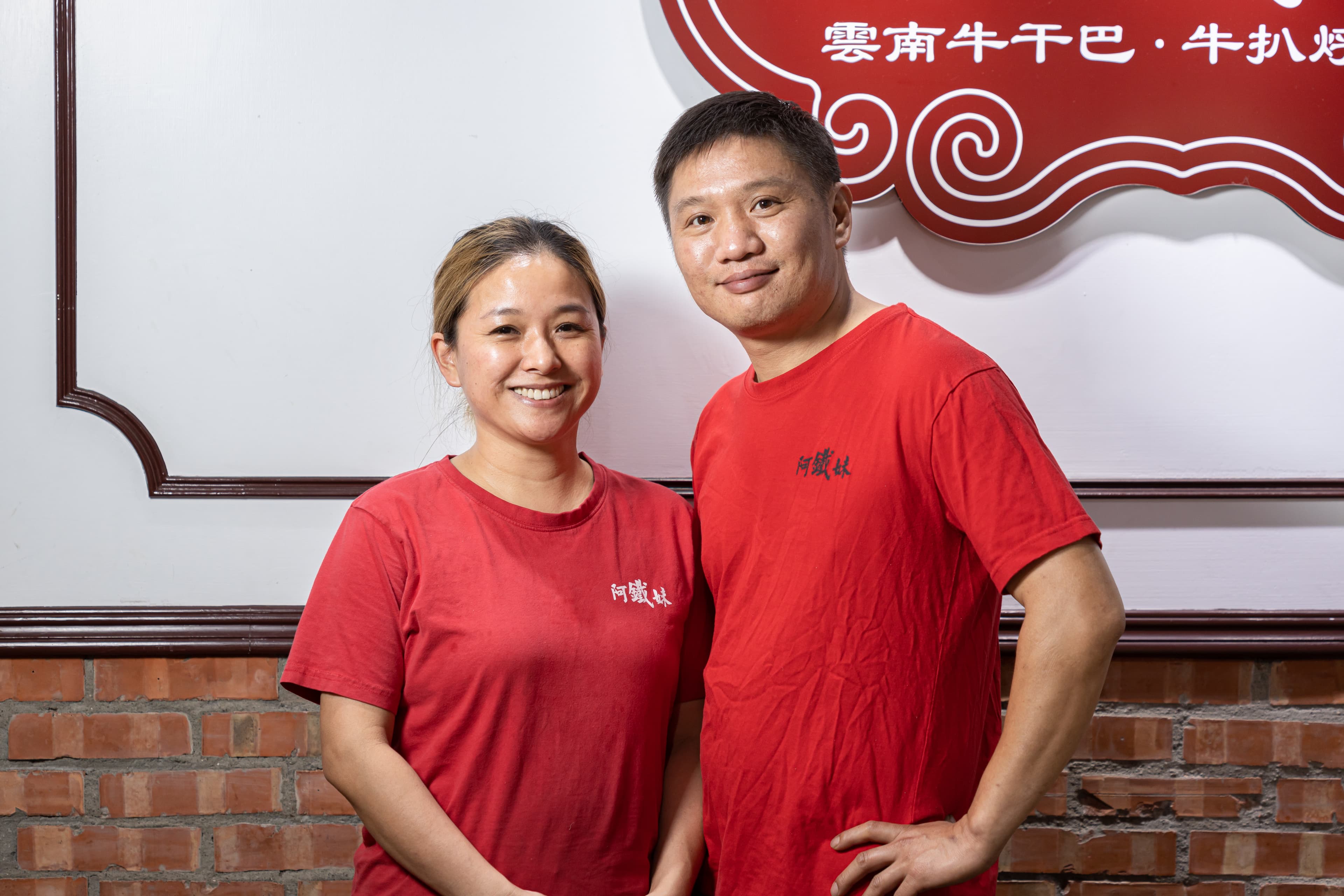 楊秉子(左)是孤軍第三代,出生在緬甸,嫁來台灣後落腳忠貞,賣起家鄉美味。