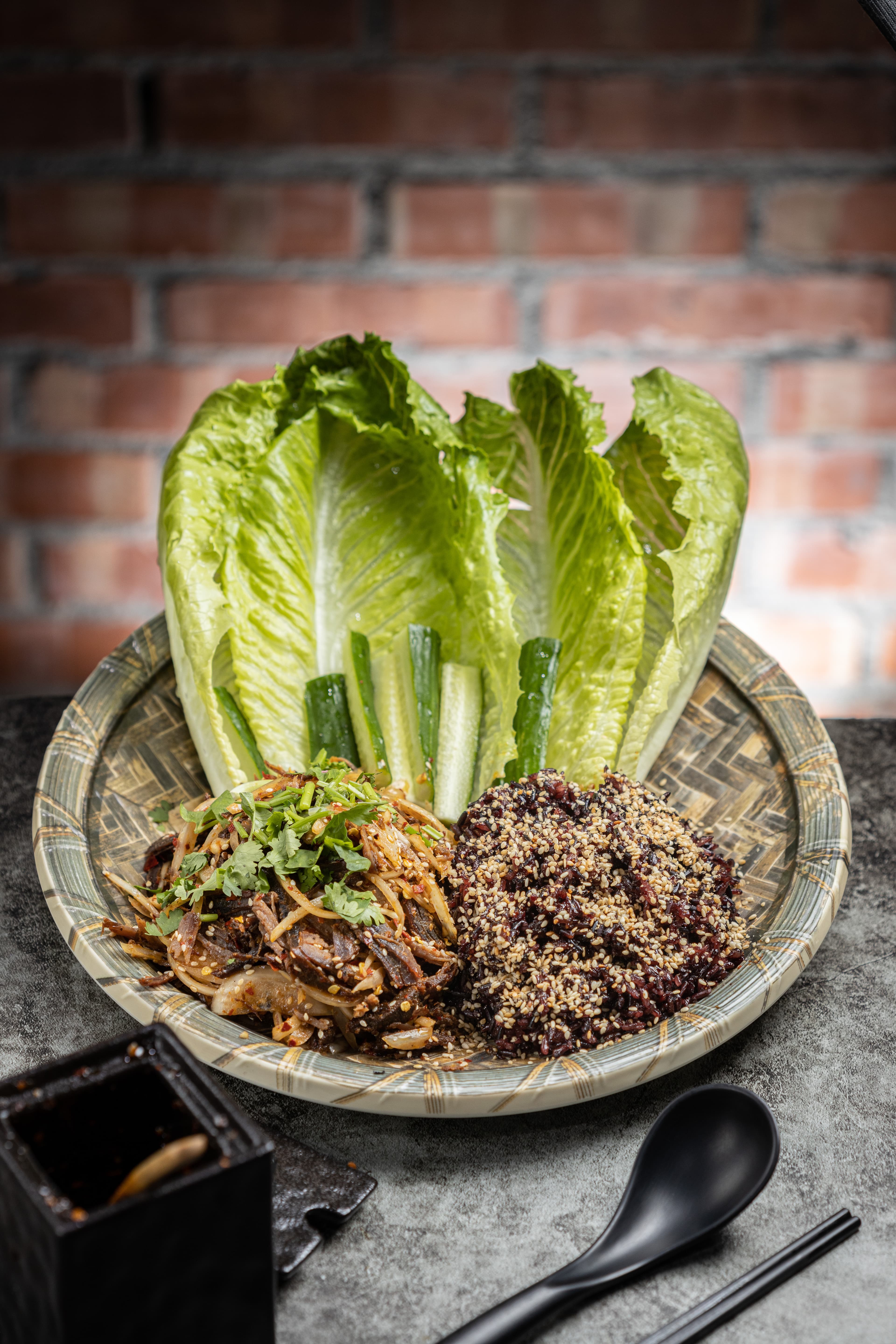 簸箕飯是雲南人有親朋好友上門時才會出現的款待料理,「阿鐵妹特制簸箕飯」將牛干巴加入檸檬涼拌後酸辣開胃。(260元/份)