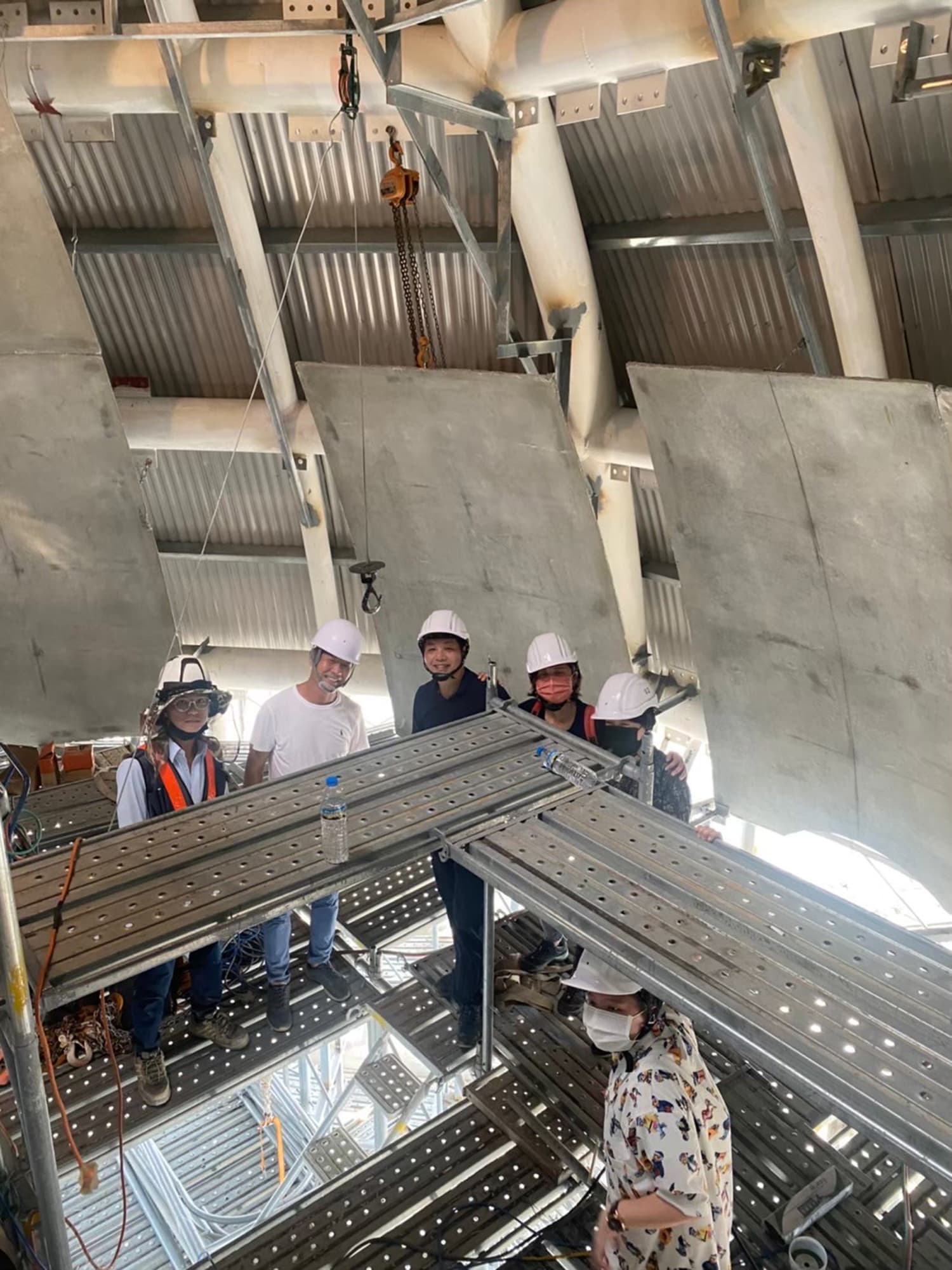 毛榮海與團隊建造佐登妮絲城堡高達十五層樓的穹頂時,只能搭鷹架用人力與輕巧型吊掛式捲揚機搬原料,過程困難且危險。(翰億現代美術提供)