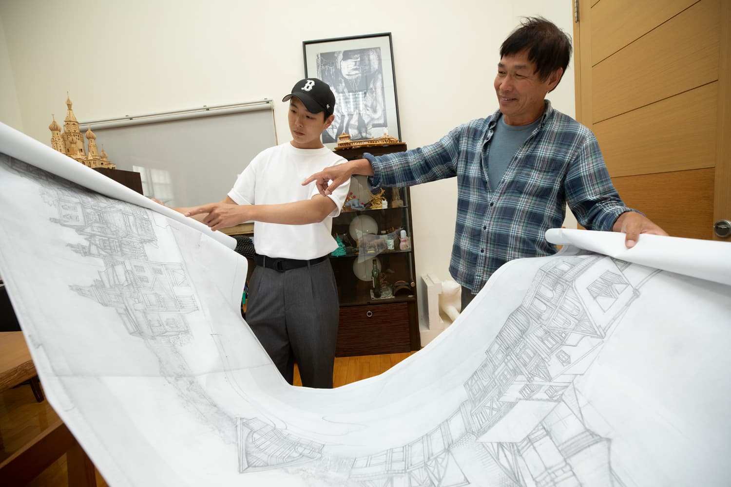 毛榮海(右)從業逾30年,前幾年把同是美術本科畢業的長子毛槿森(左)喚回家幫忙。