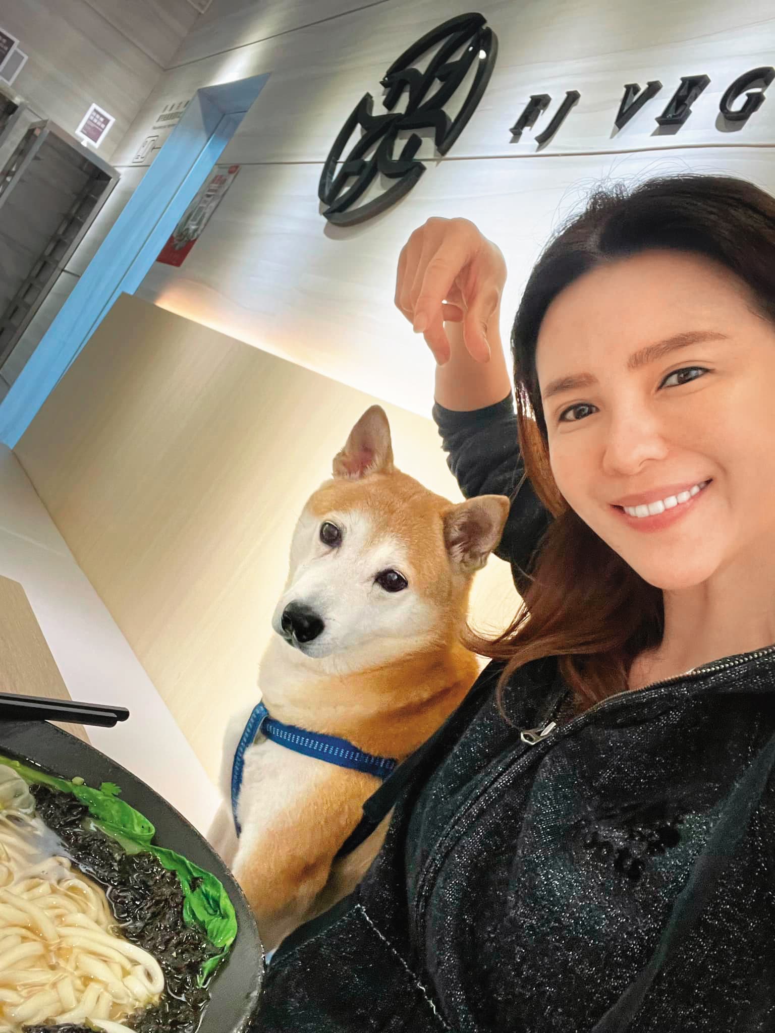 雖然胡嘉愛忙著工作,但只要放假就會帶著Tomo出遊。