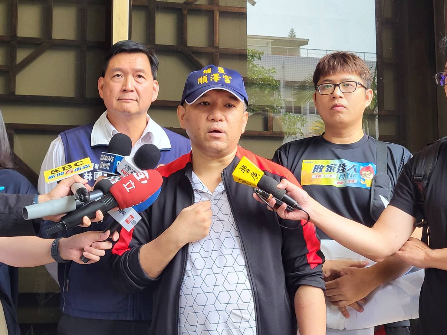 im.B自救會發起人兼北區受害人代表陳玠滕說明提告內容,新北市議員林國春也現身記者會力挺。