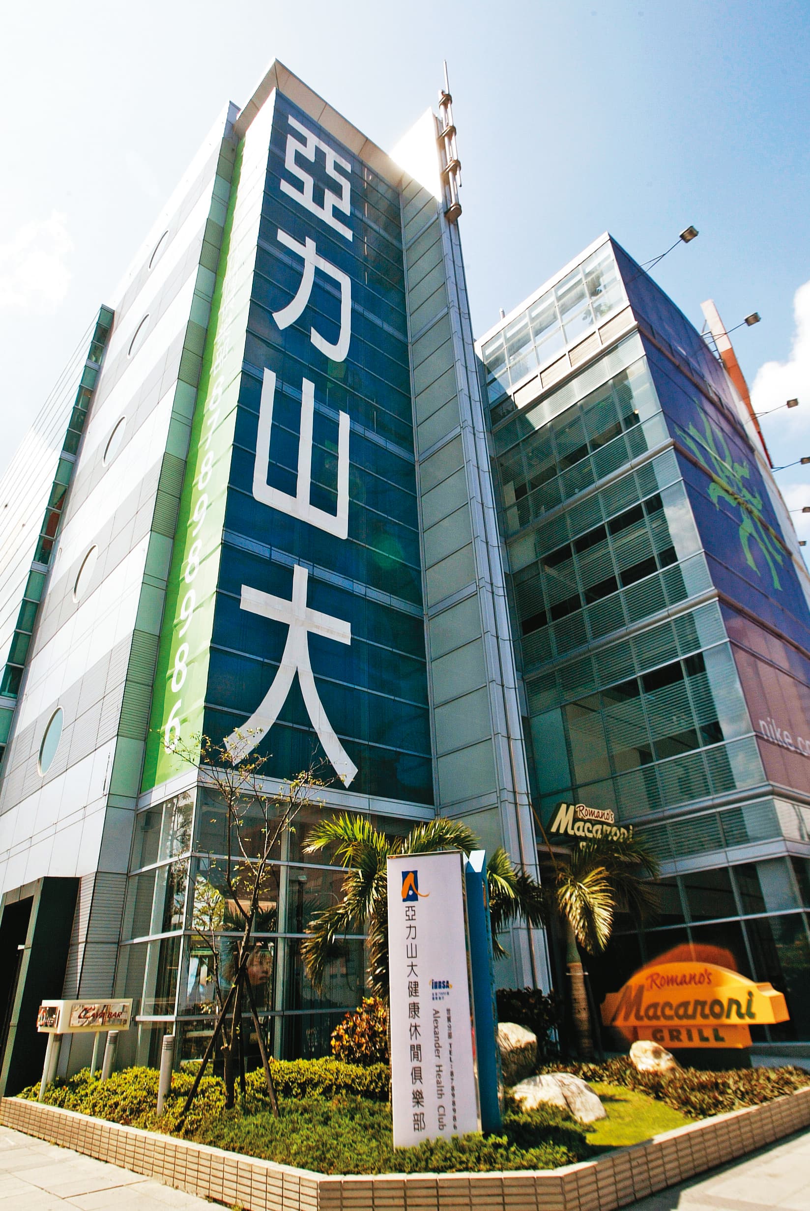 早年信用卡循環利息常高達20％，違約金也高，以糖糖為例，債務的本金僅約10萬元，十多年後卻滾到1百多萬元。（翻攝卡債受害人自救會臉書）