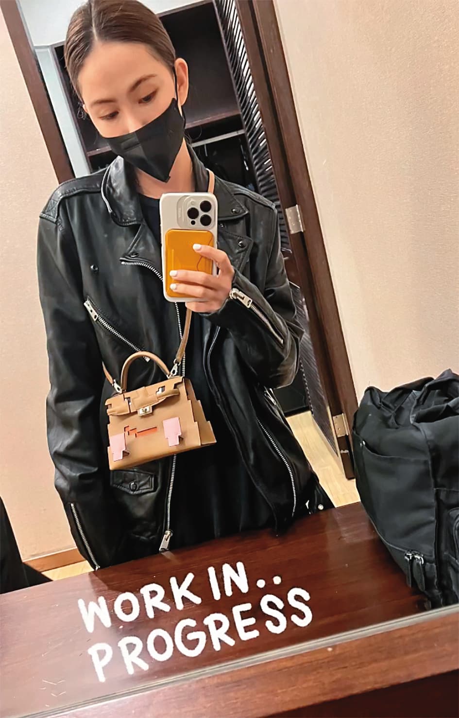 昆凌肩背Q版凱莉娃娃包,約NT$476,500。(翻攝自昆凌IG)