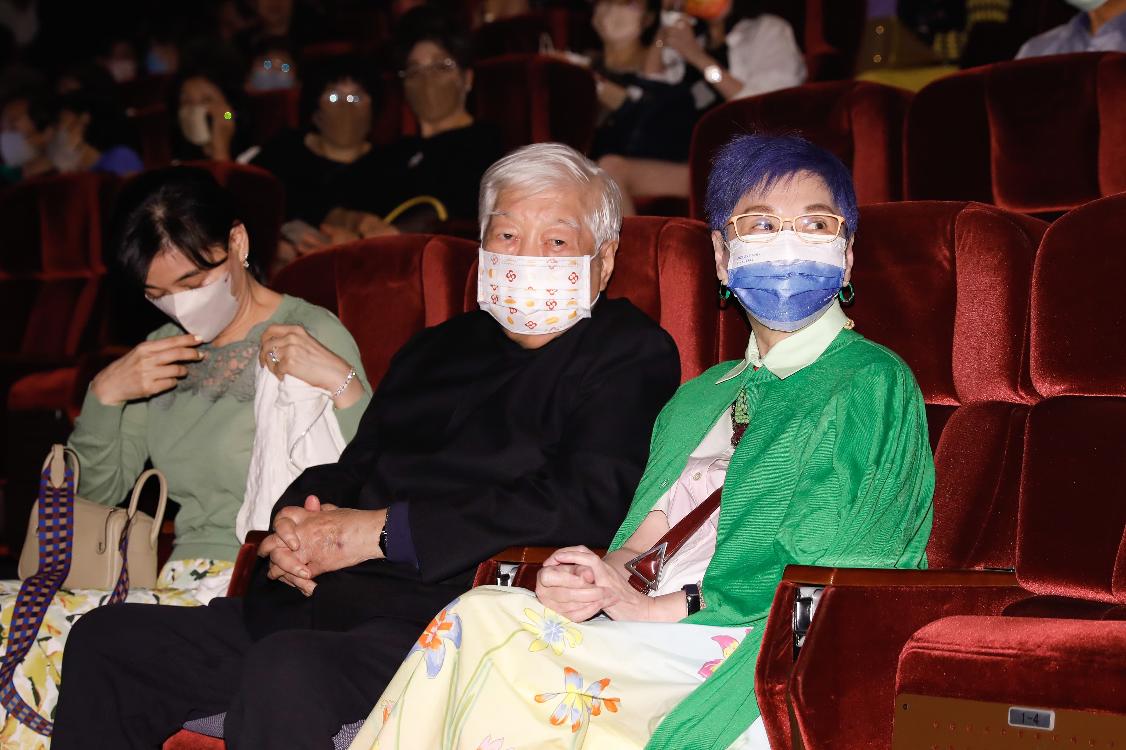 李翊君一出場看到坐在第一排的「綜藝大姐大」張小燕。