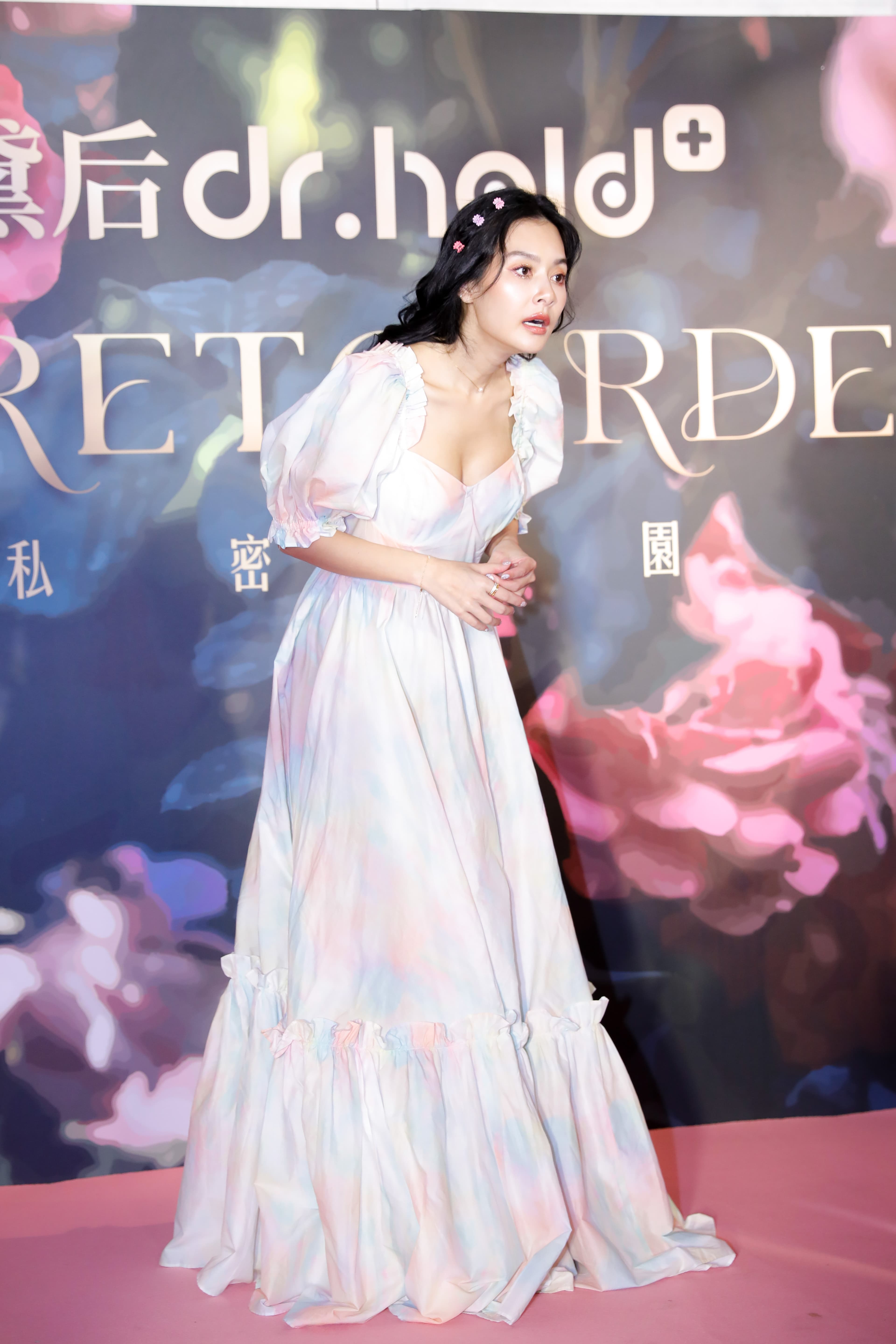 王思佳代言滿檔，去年才續接一年台灣女性私密處第一品牌黛后（Dr. Hold）的代言人。