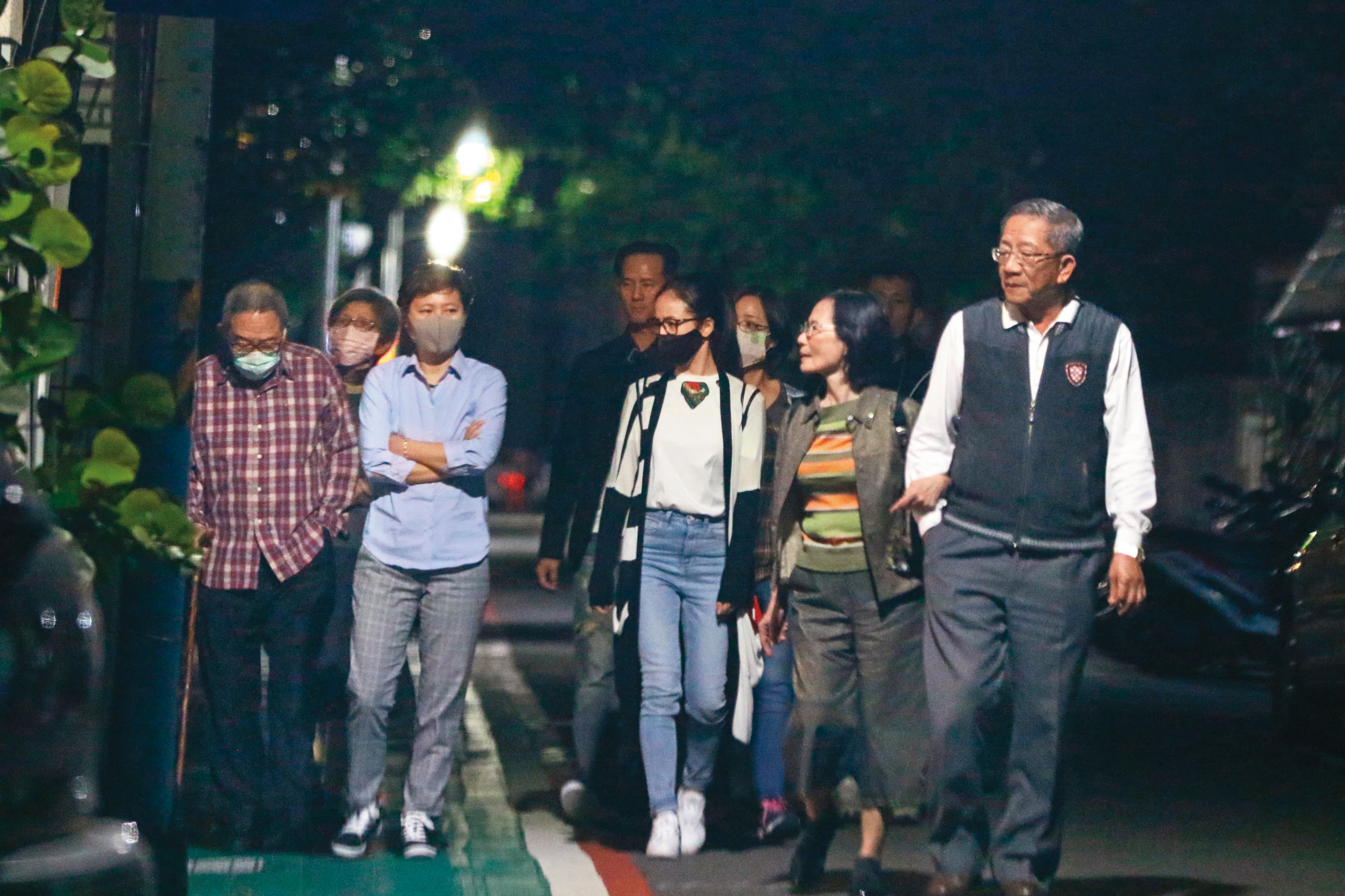 林依晨（左五）曾被拍到出席家族聚會，陣容龐大、家庭關係緊密。