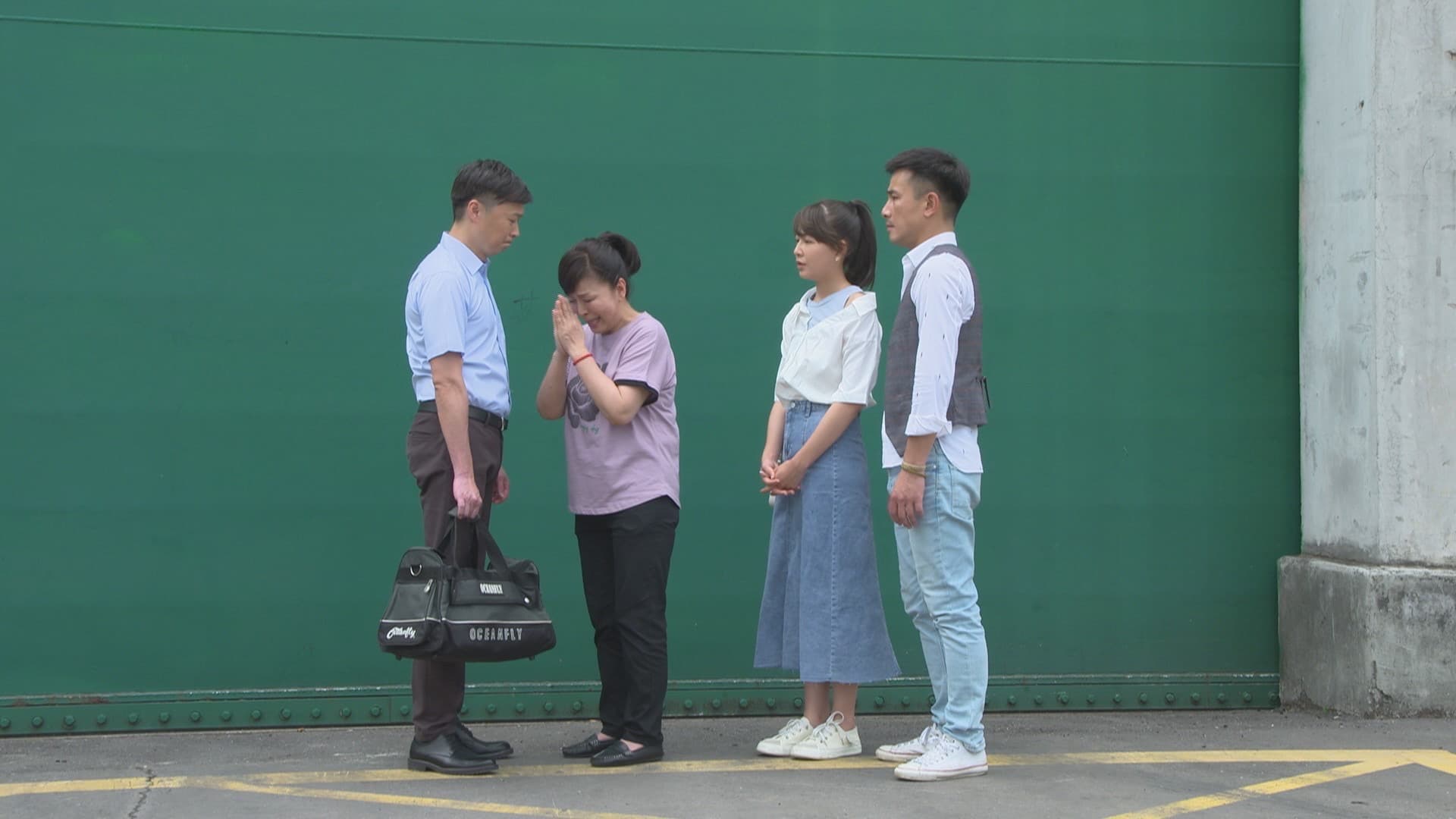《市井豪門》何豪傑出獄,向母親蕭惠懺悔。劇中兒子傅子純跟女兒謝京穎也來接爸爸。(民視提供)
