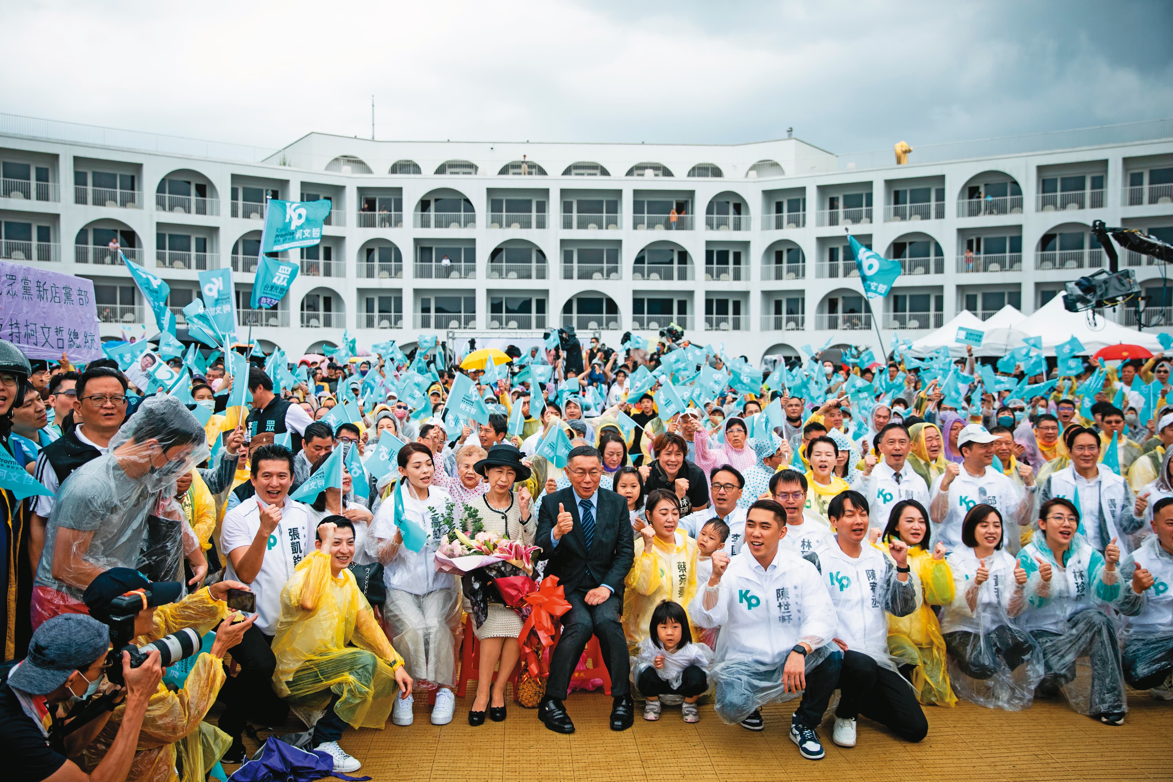 對於藍白合,柯曾直言他有一個黨要背,無法隨便跟人家合作。圖為民眾黨公職出席柯的參選總統記者會。
