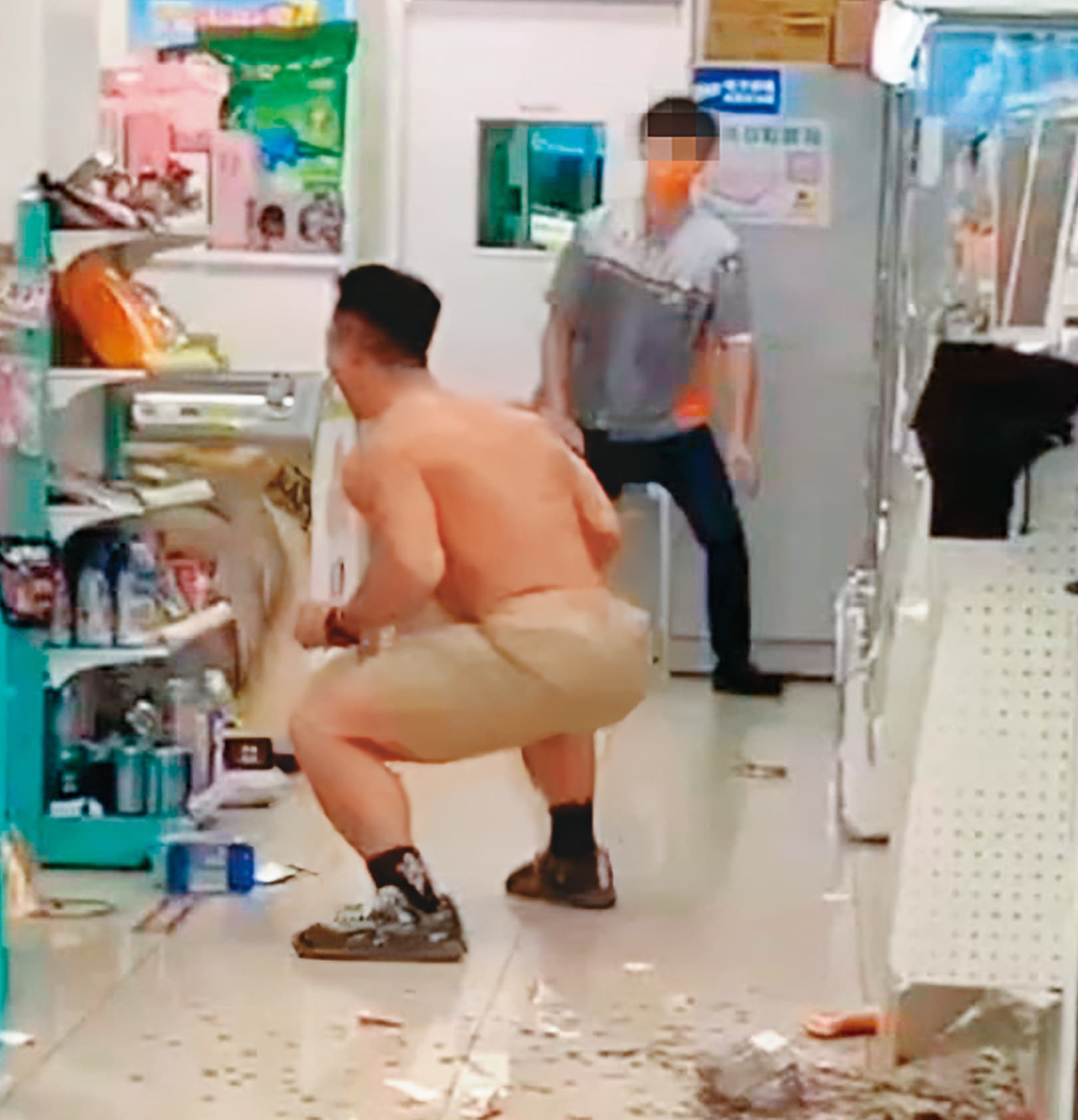 朱姓健身教練大鬧超商,這個深蹲很標準喔~(←看錯重點)(翻攝自PTT)