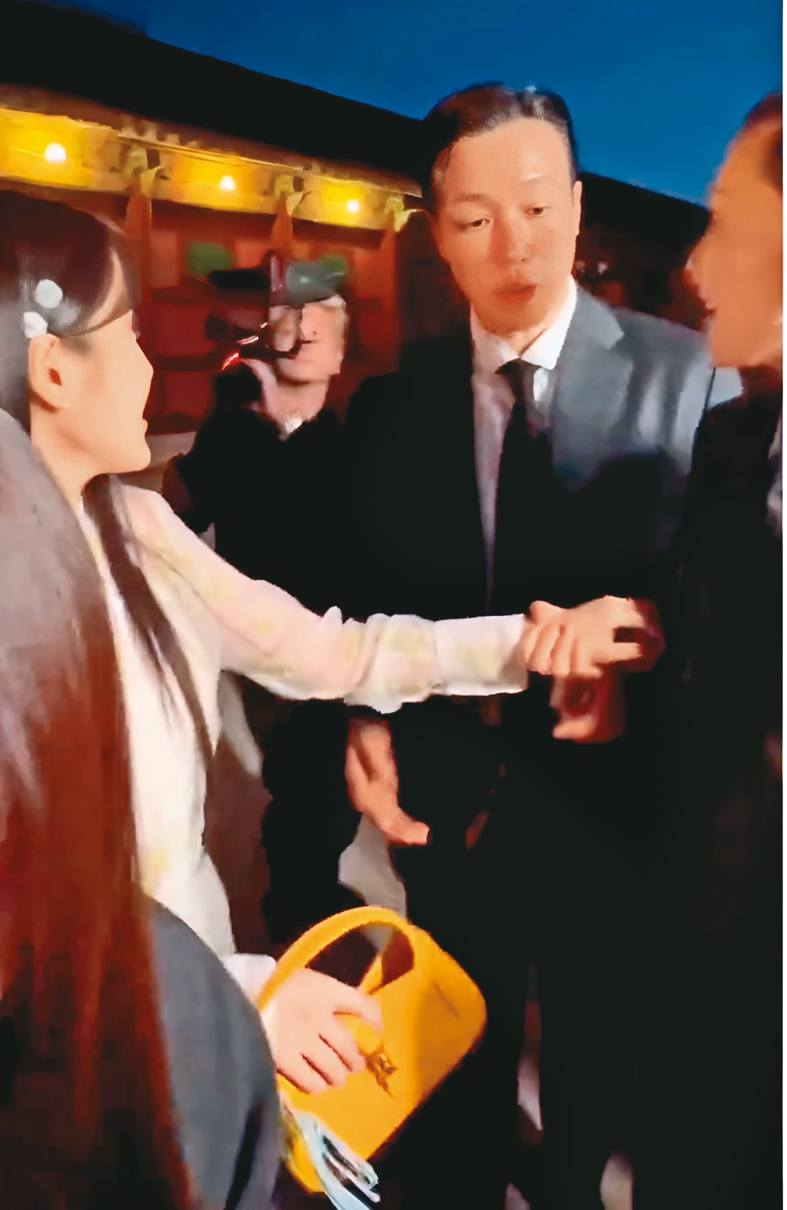 台灣網紅莫莉(右)尾隨強拉韓流女神IU(左)的手不放,為什麼不去抓「台灣IU」愛莉莎莎…(嘔嘔嘔)(翻攝自台灣達人秀)