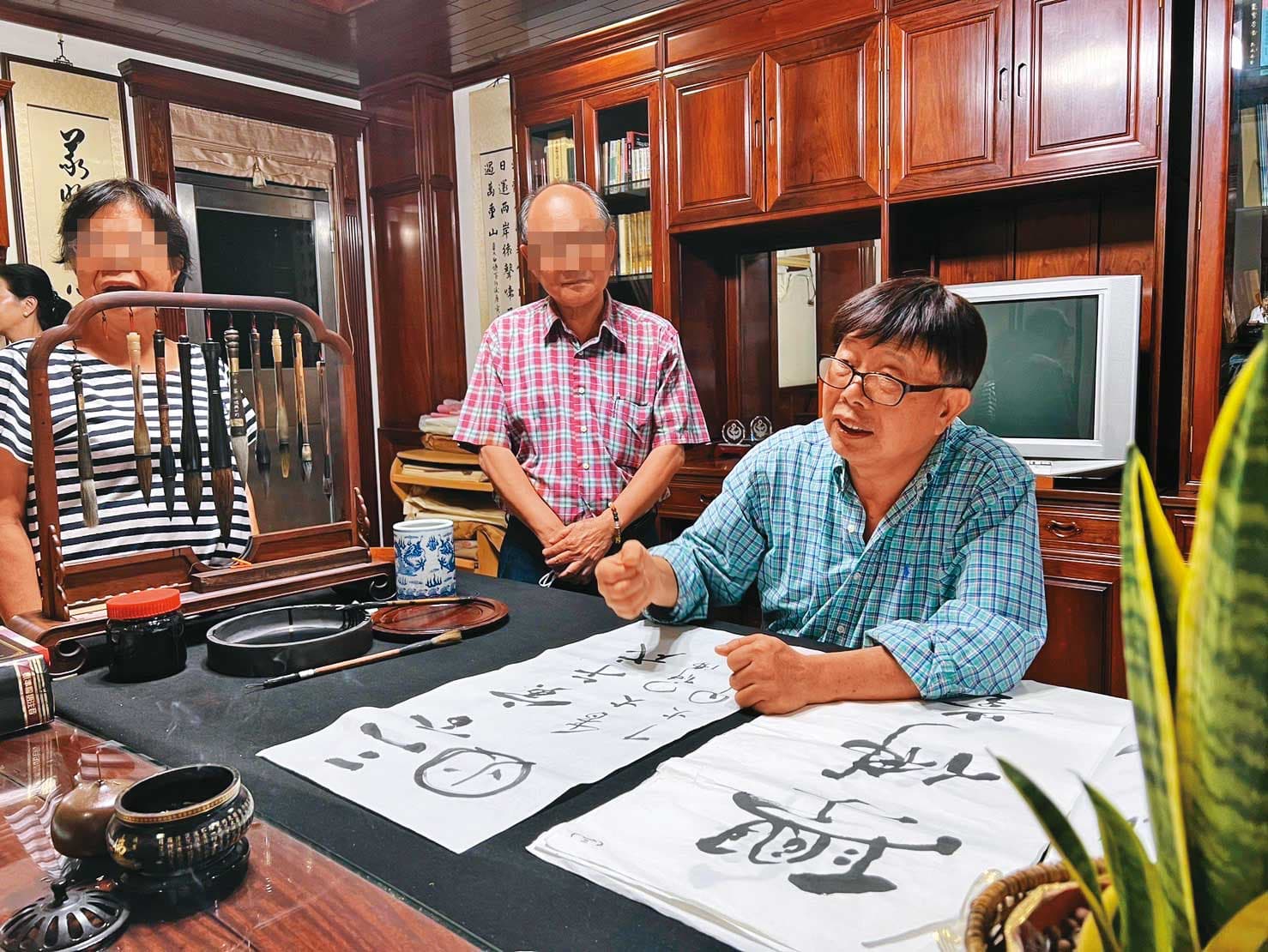 方寛銘(右)學音樂出身,也擅長書法,獲不少藍綠與政商權貴奉為顧問,兒子在他協助下,獲財團支持成立FUNDAY學習網。(讀者提供)
