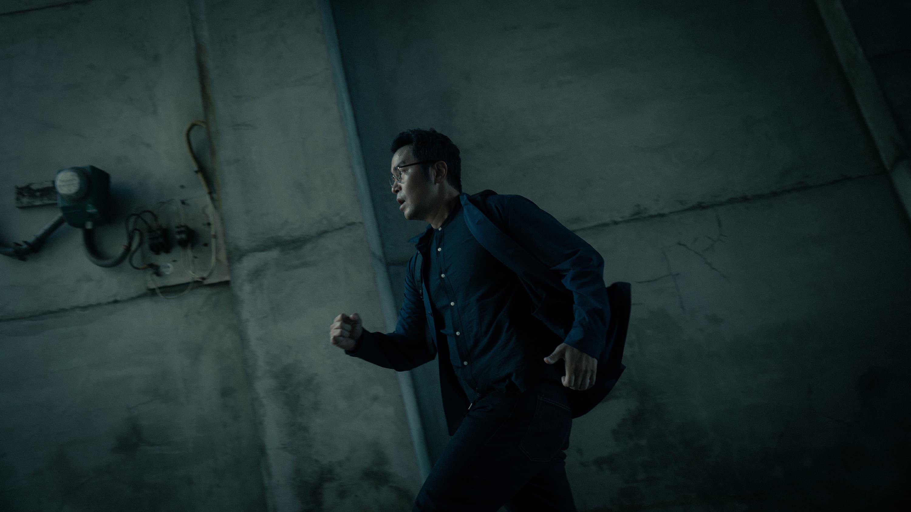 張孝全回歸《誰是被害者》第二季飾演鑑識官「方毅任」。(Netflix提供)