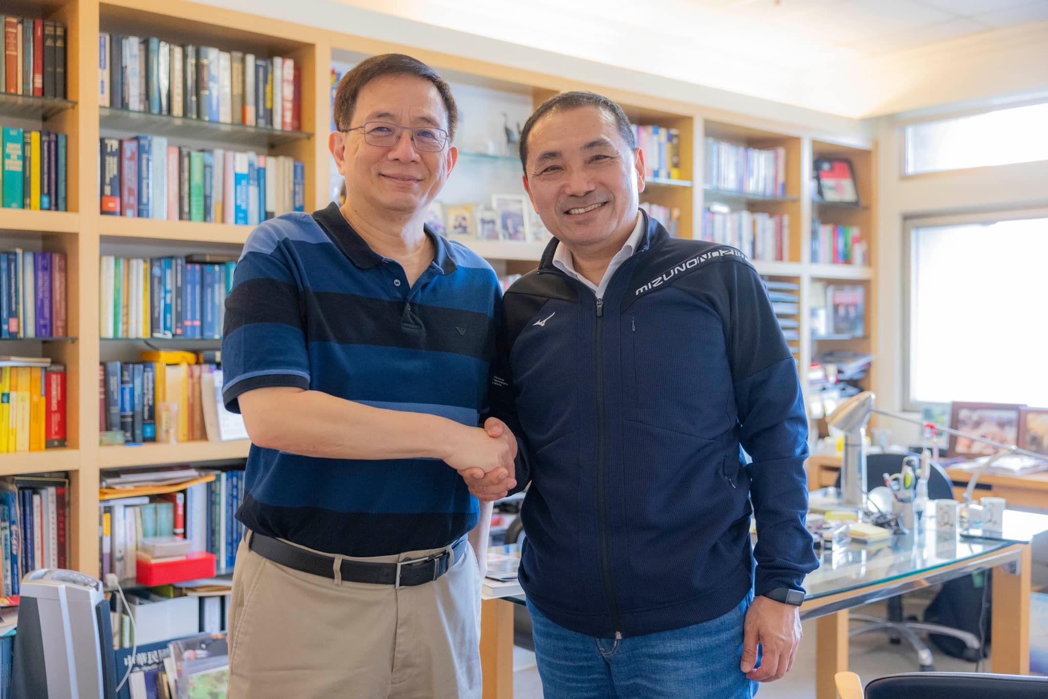 侯友宜昨晚貼出與管中閔的合照,再次引發「侯管配」的討論。(翻攝自臉書@侯友宜)