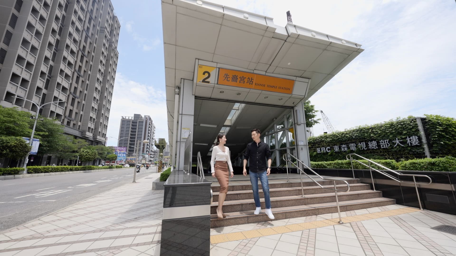 崴爺分析,房地產的保值力由地段、交通與未來發展三項要素支撐;而近年漸受重視的水岸綠地宜居宅,更是購屋族不可錯過的理想標的。