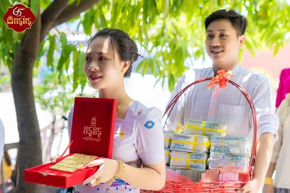 富婆帶著一行人，準備現金與金塊來下聘。（翻自臉書）