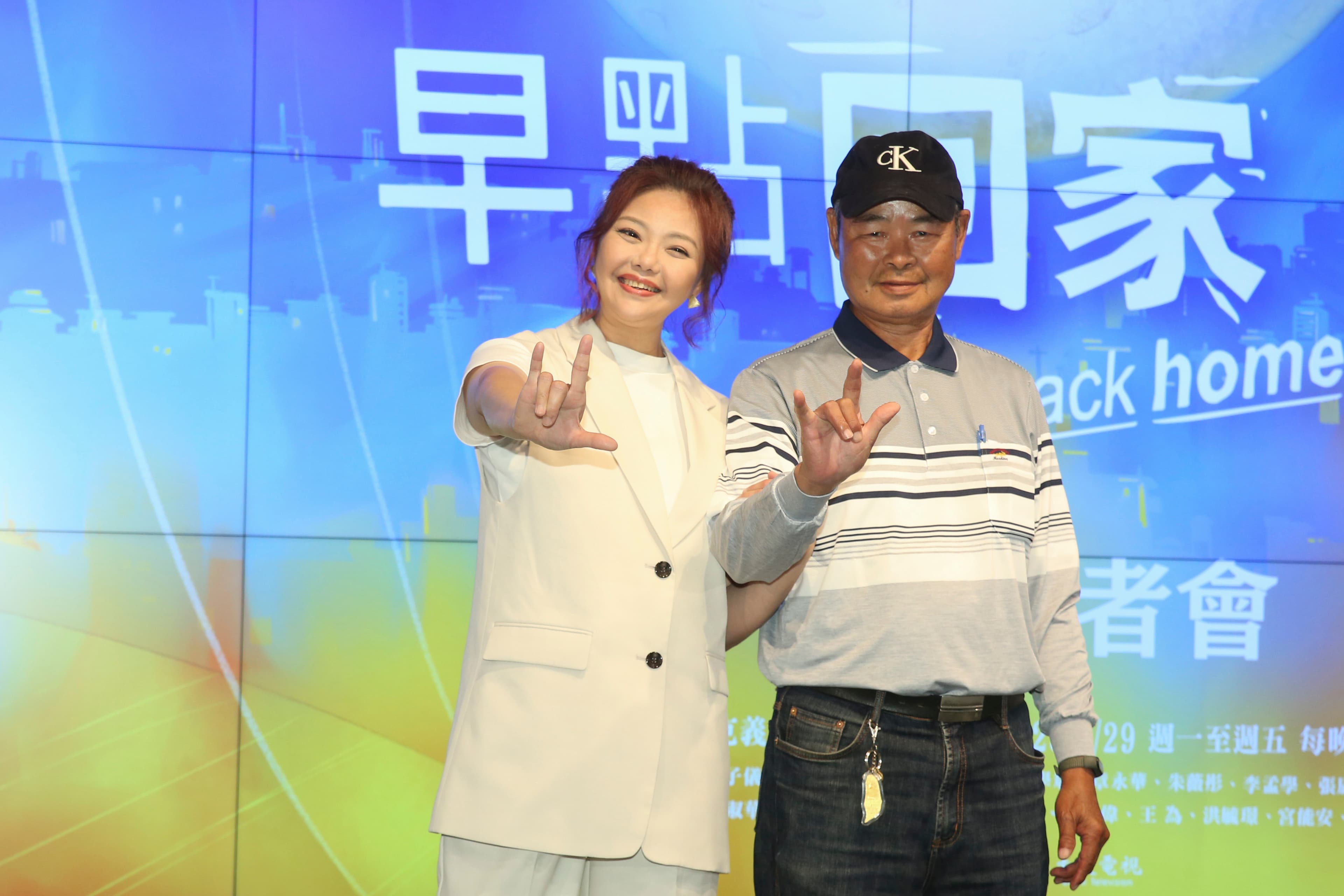 林嘉俐和父親一起出席新戲記者會。