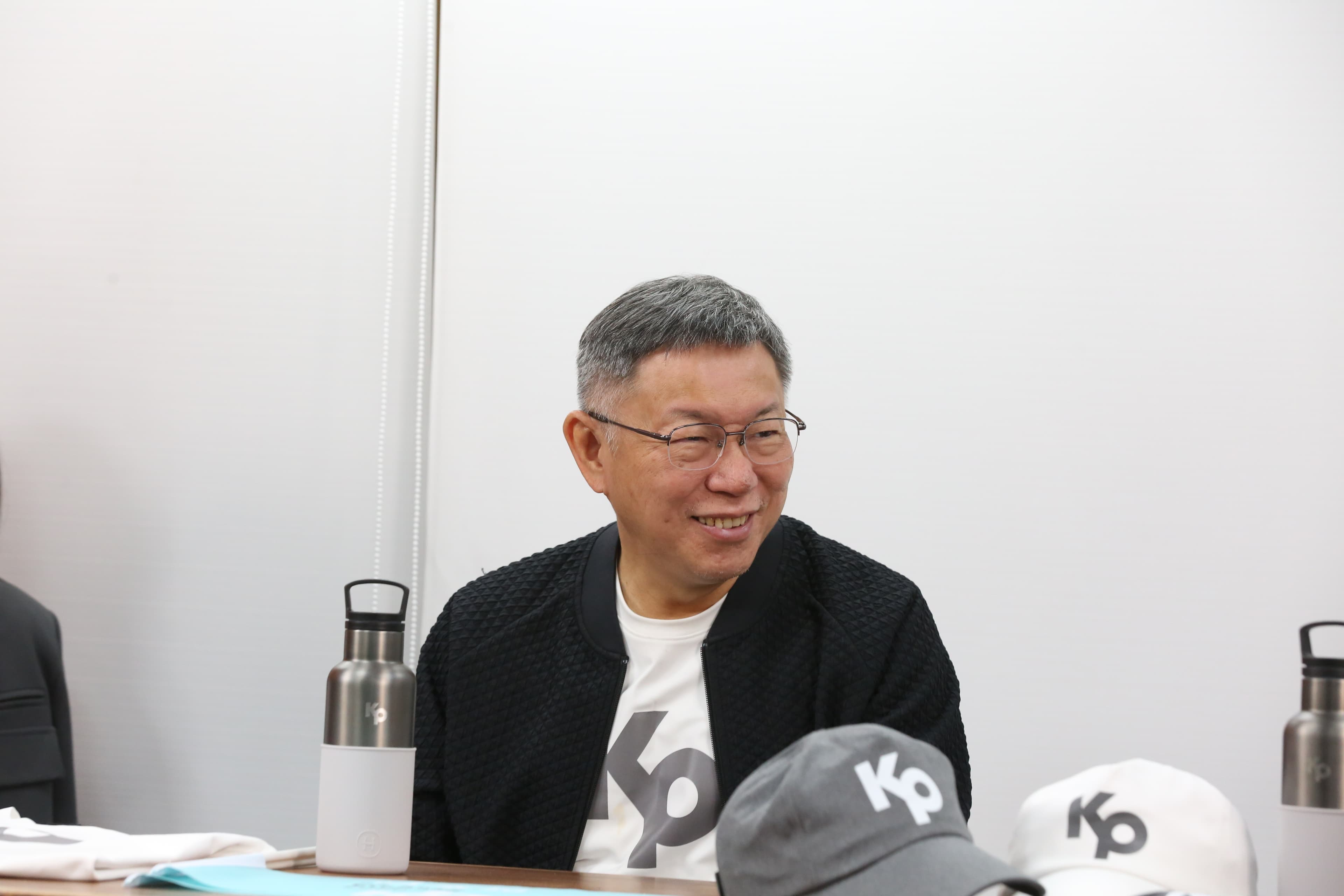會見陳水扁被認為是要當「反綠聯盟盟主」，柯文哲笑稱陳水扁何時變成藍軍？