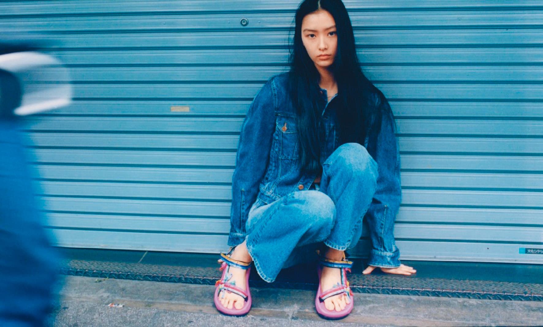 Chloé x Teva聯名涼鞋系列是戶外系時尚咖不可或缺的好夥伴。(Chloé提供)