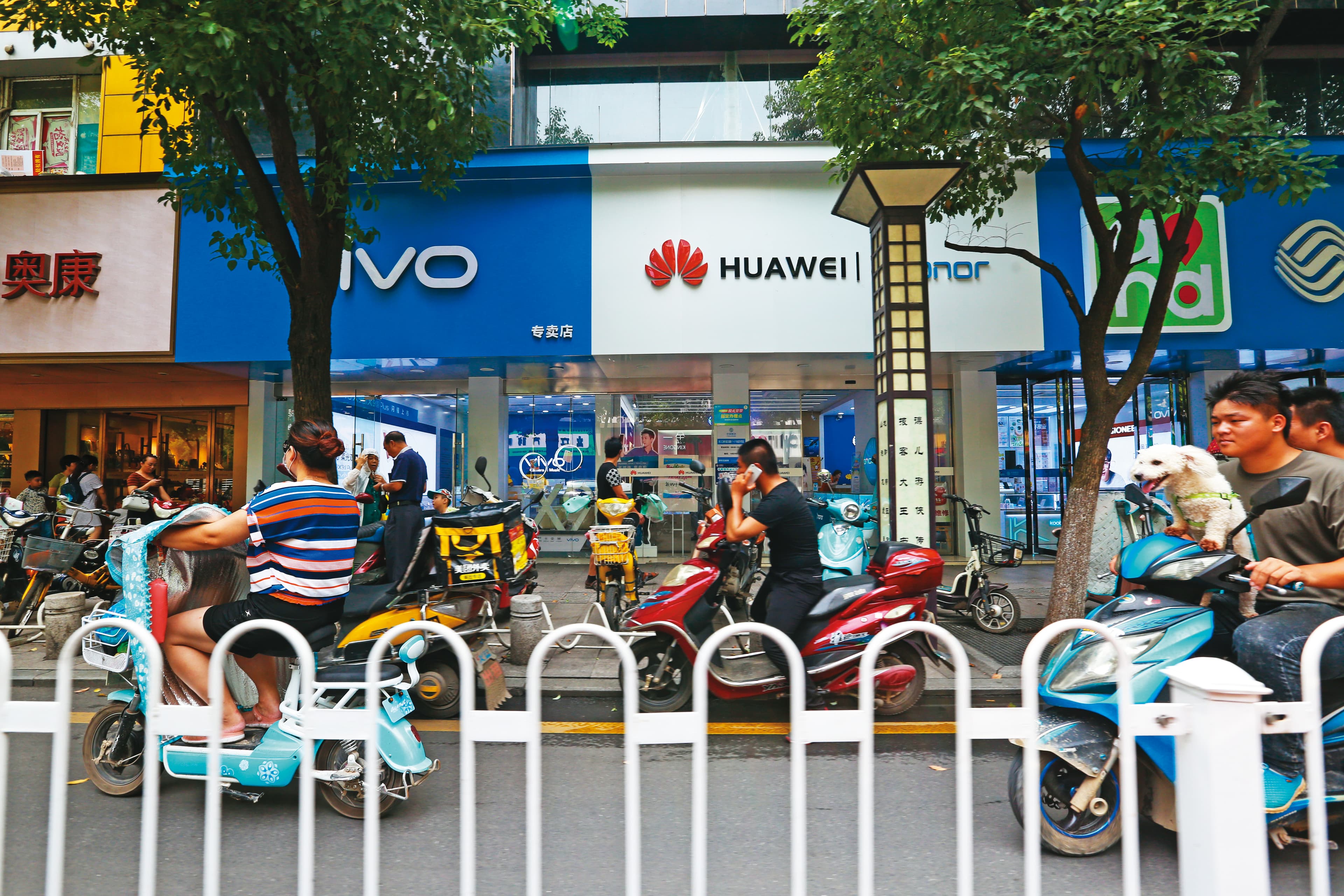 美國對中國科技業的全面圍堵，造成對岸工廠外移、需求下滑，民眾更換手機意願低落。