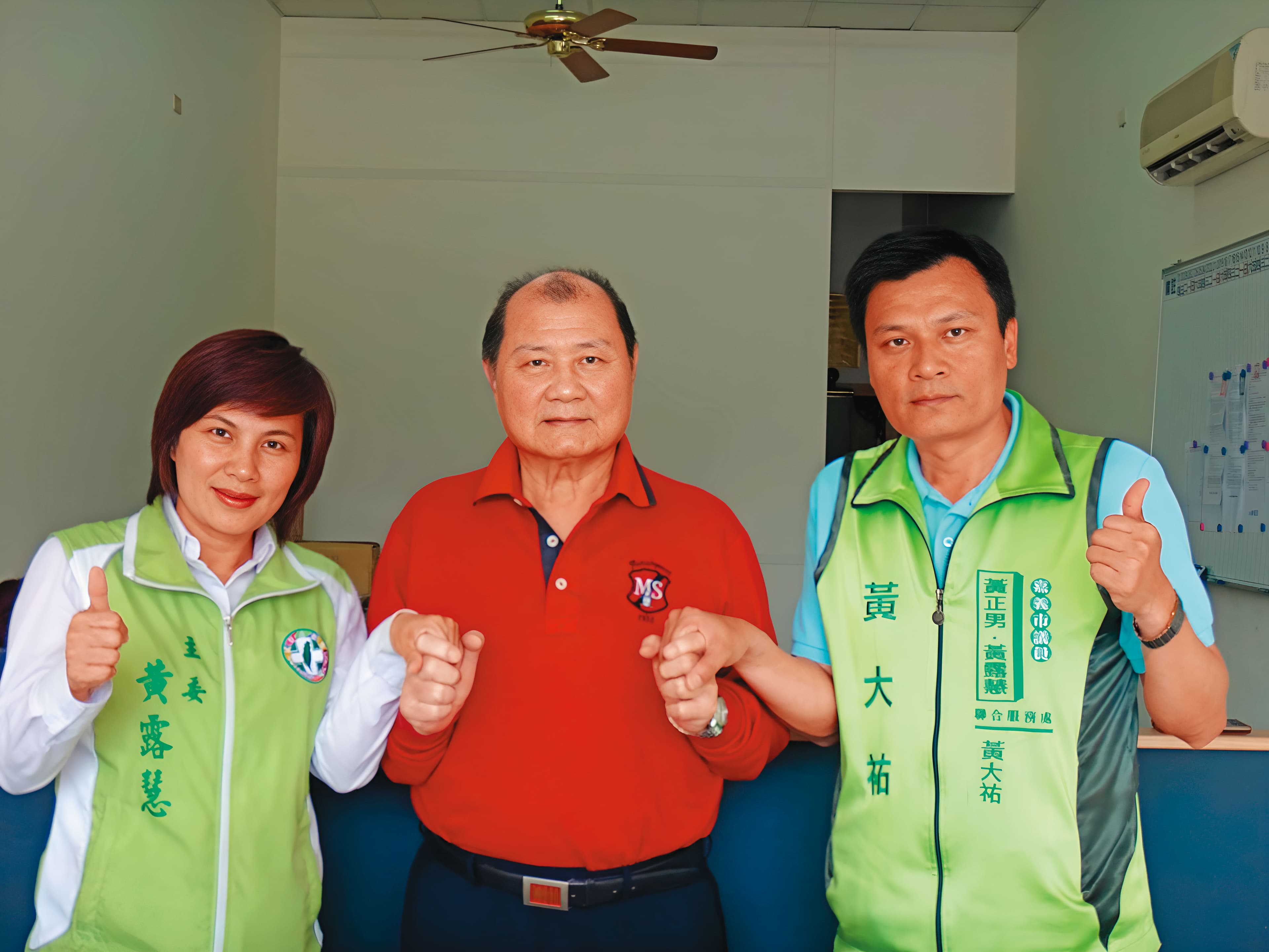 已故嘉義市10連霸議員黃正男(中)的趙姓女密友長期借用議會會館達20年惹議,檢調將追查是否涉及不法。圖中黃露慧(左)及黃大祐(右)為黃正男的兒女,為現任嘉義市議員。(翻攝黃露慧臉書)