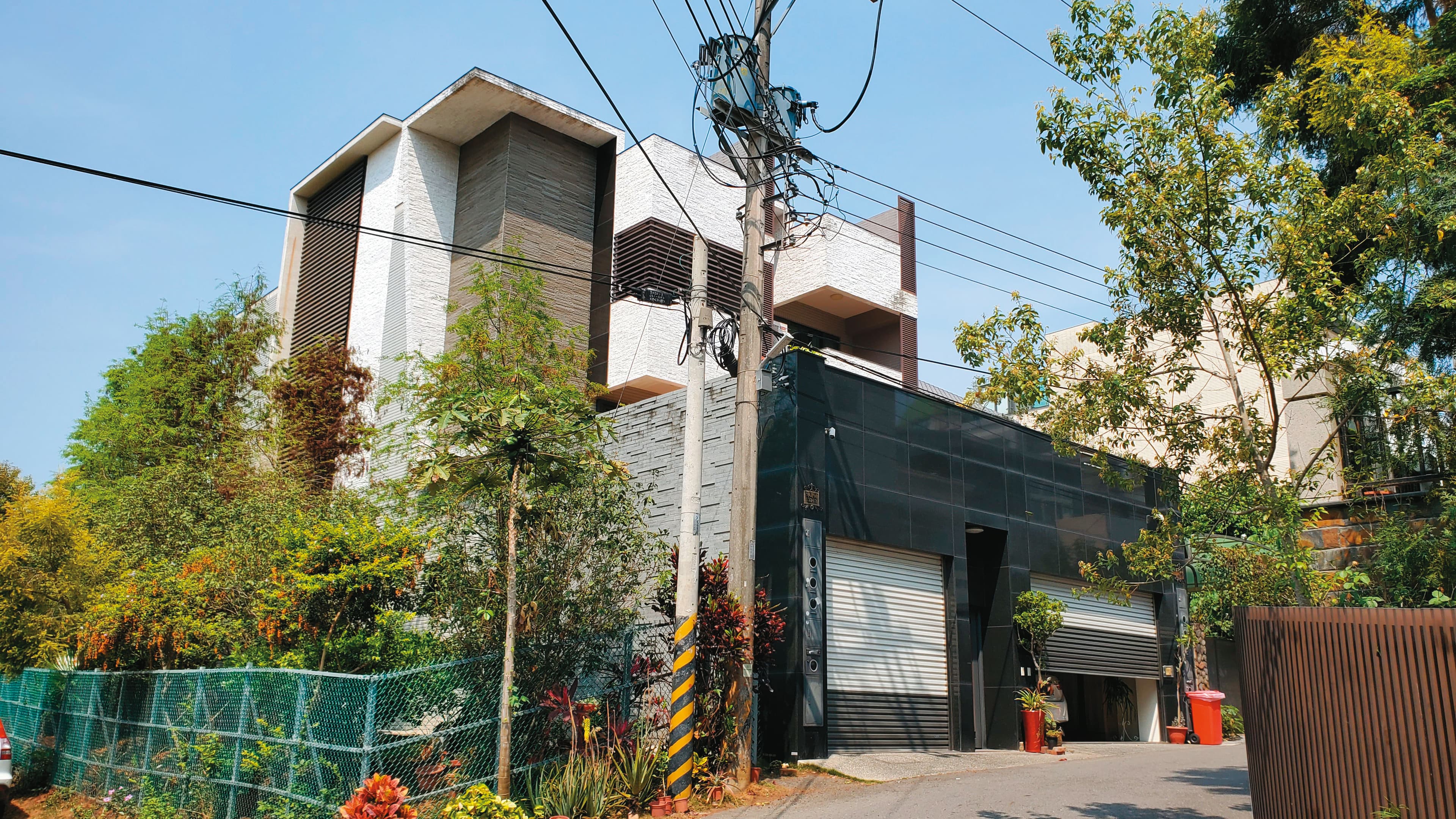 趙璟熒為避風頭，返回嘉義市東區一處百坪豪宅，她明明坐擁房產，卻要長住議會，令人匪夷所思。