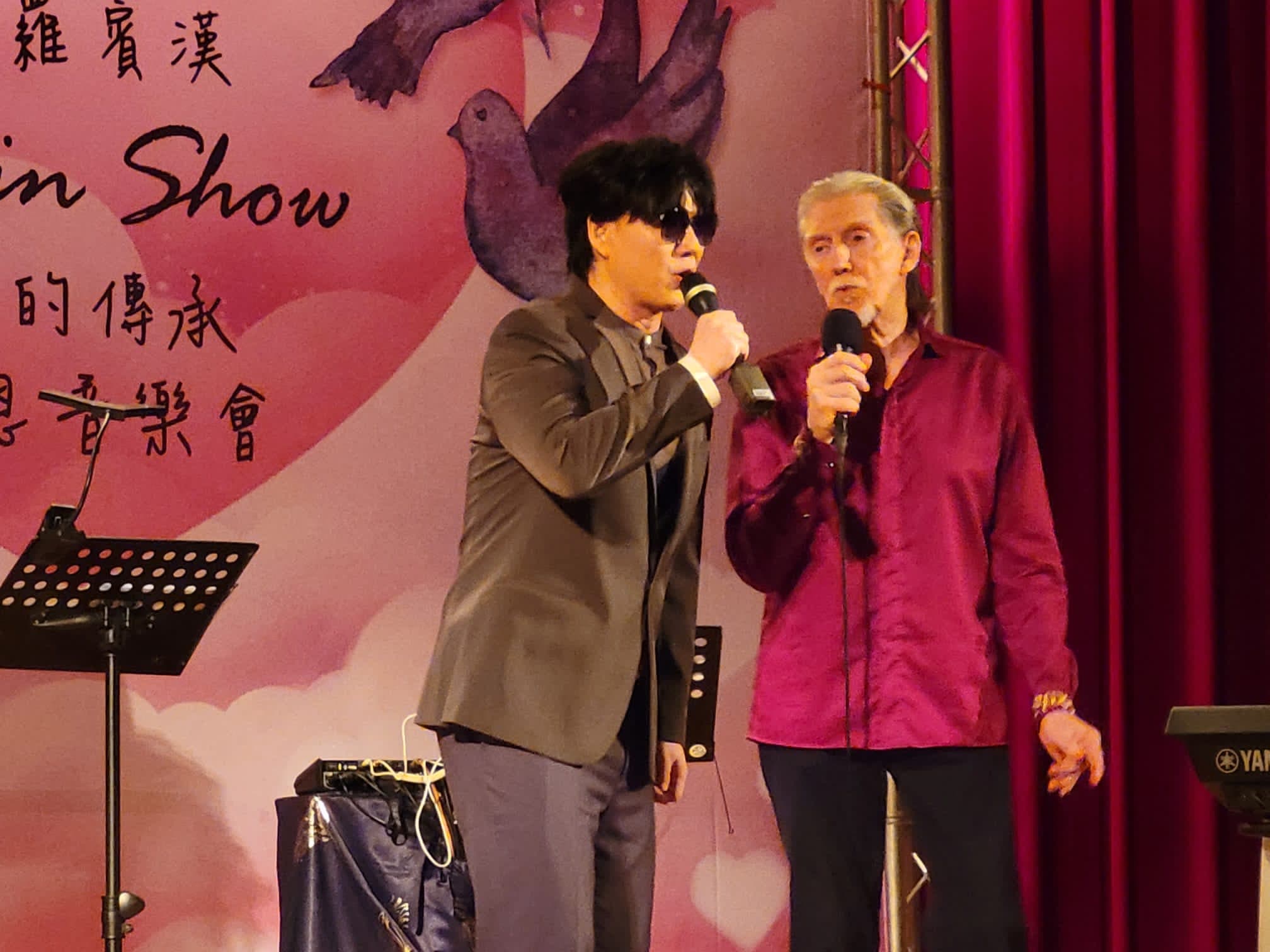 丁羅賓漢與嘉賓蕭煌奇同台合唱〈讓世界有愛〉。(愛的傳承感恩音樂會提供)