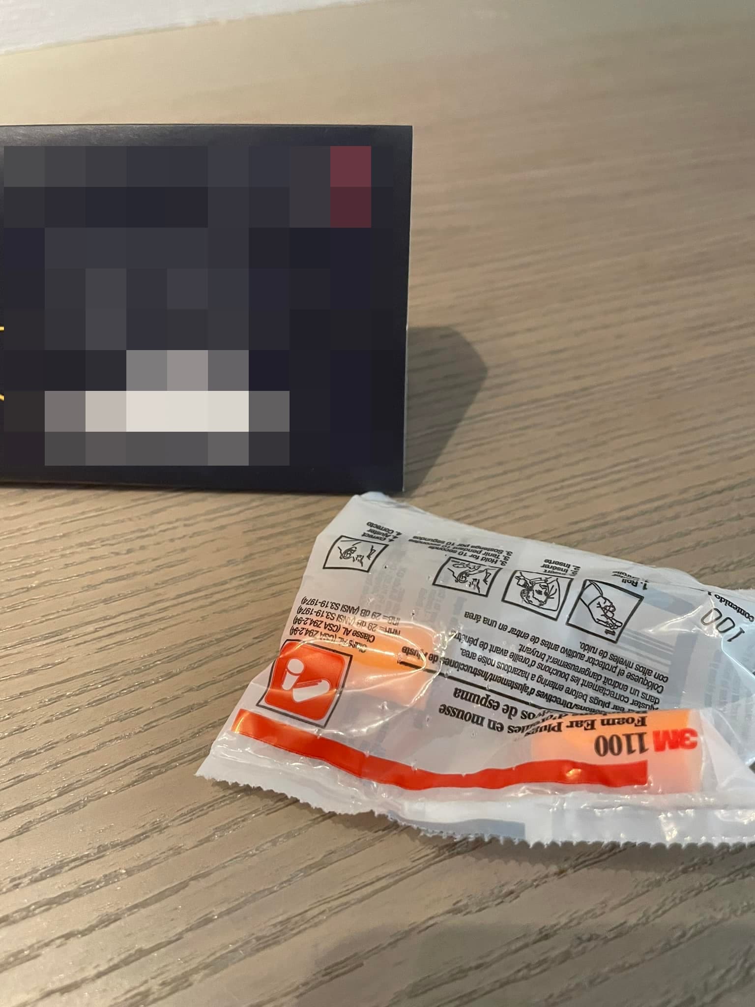 網友認為飯店主動提供耳塞,表示明明知道這個問題卻鴕鳥心態不改善。(翻攝自臉書社團好想住飯店 好康.踩雷不藏私)