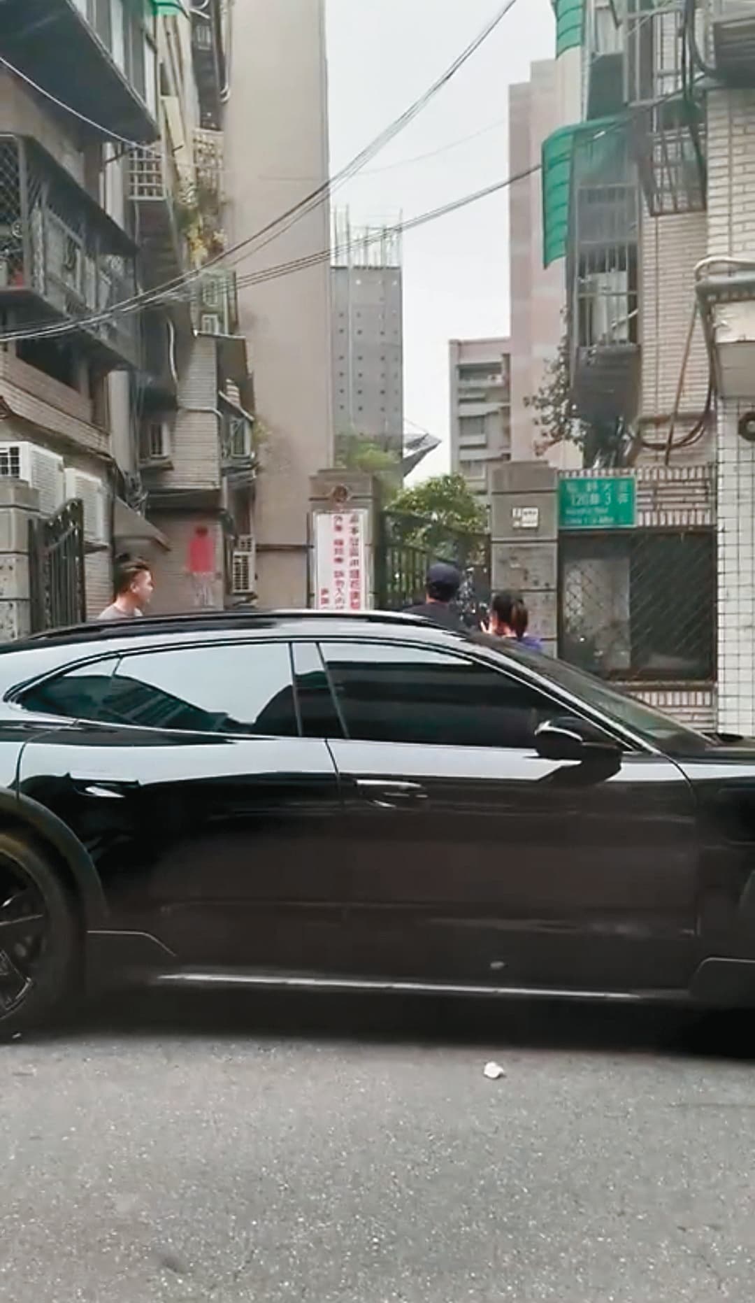 余文樂（左）火速上車後，被粉絲敲車窗要求合影，他也應聲下車配合。（讀者提供）