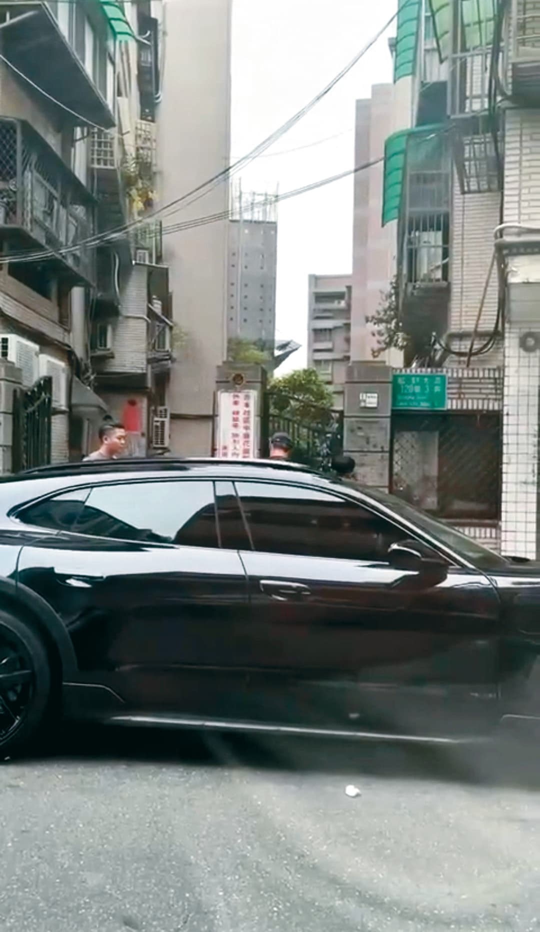 粉絲輪番拍合照，余文樂一一照辦，似乎沒有不耐煩。（讀者提供）