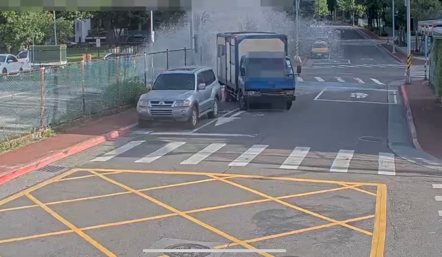 警方調閱監視器發現貨車司機倒車時撞斷消防栓,肇事逃逸。(翻攝畫面)