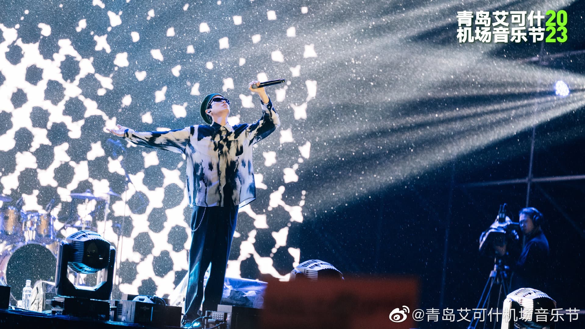 原訂40分鐘表演,Tablo僅演唱20分鐘就結束讓歌迷傻眼。(翻攝青島艾可什機場音樂節微博)