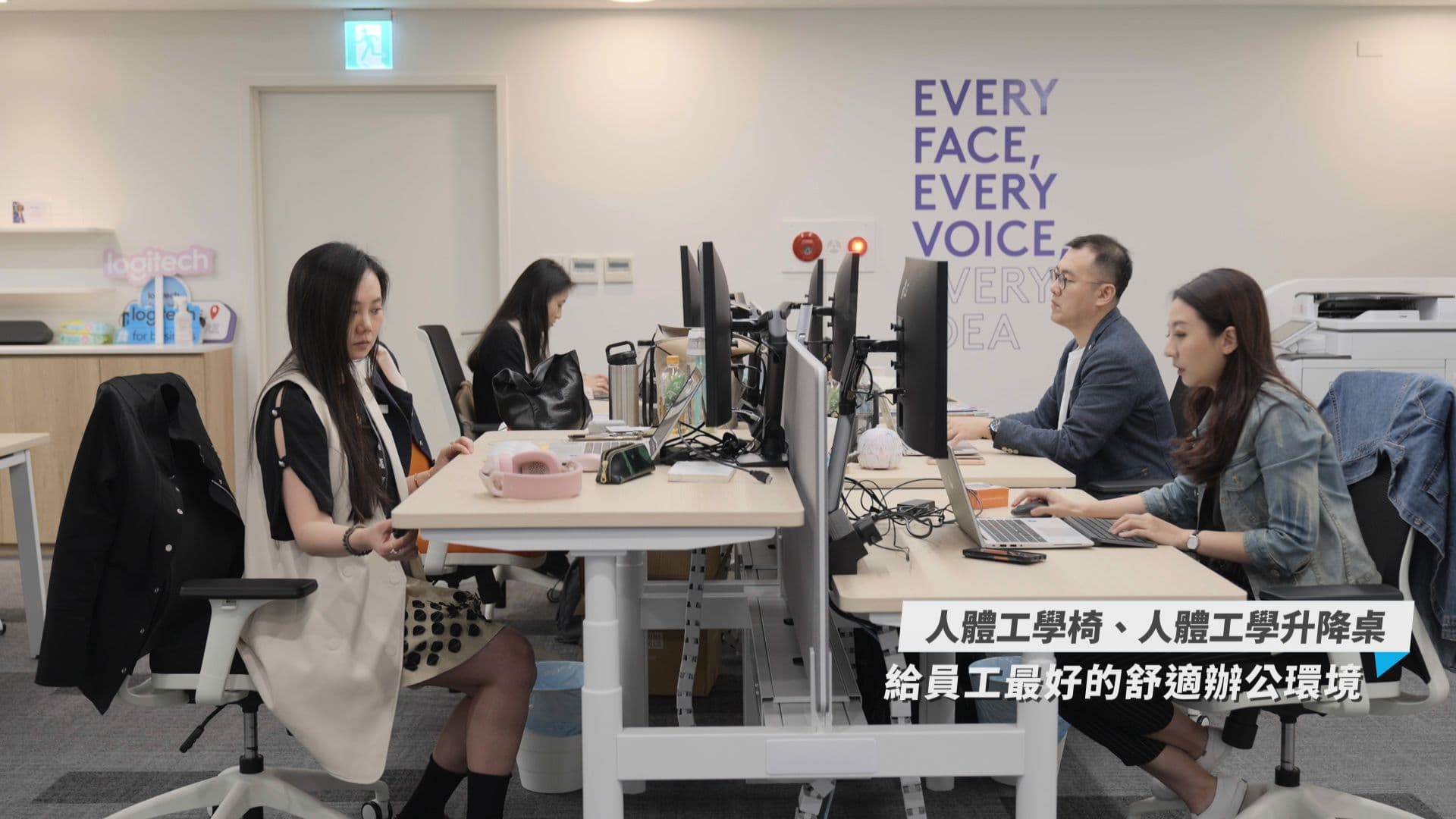 從 Logitech 個人協作方案的鍵盤、滑鼠、耳機到人體工學桌椅,給予員工舒適便利的辦公體驗。
