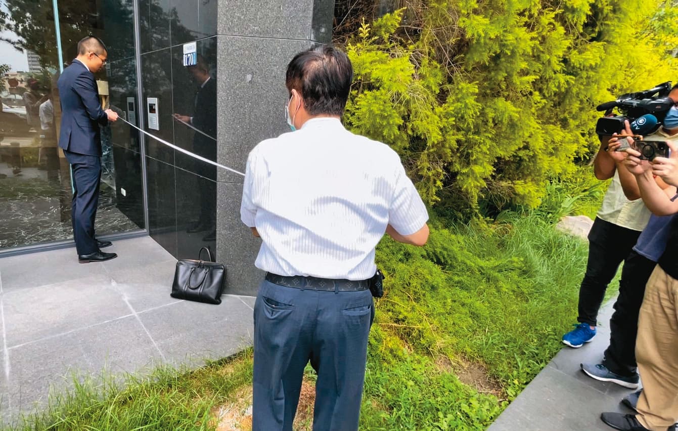 資深法醫高大成(白衣者)到現場丈量,質疑陳屍地點太靠近牆面,不合常理。