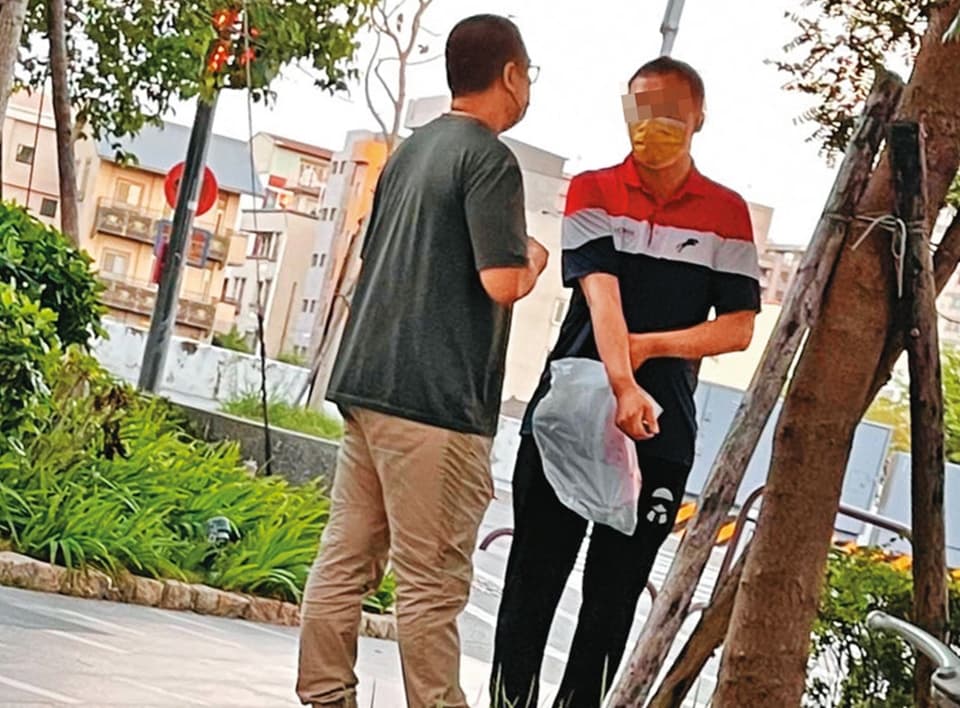 案發後,夏男(右)換裝下樓,接受刑警(左)詢問,第一時間沒說他與死者的關係。(讀者提供)