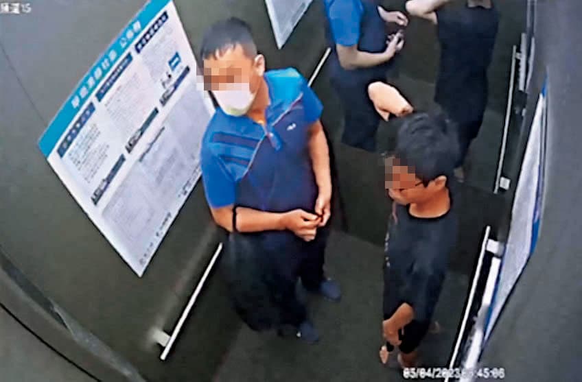 賴男(右)與夏男(左)生前曾一同搭電梯被監視器拍下,如今夏男回憶起當時情景在法庭上落淚。(讀者提供)