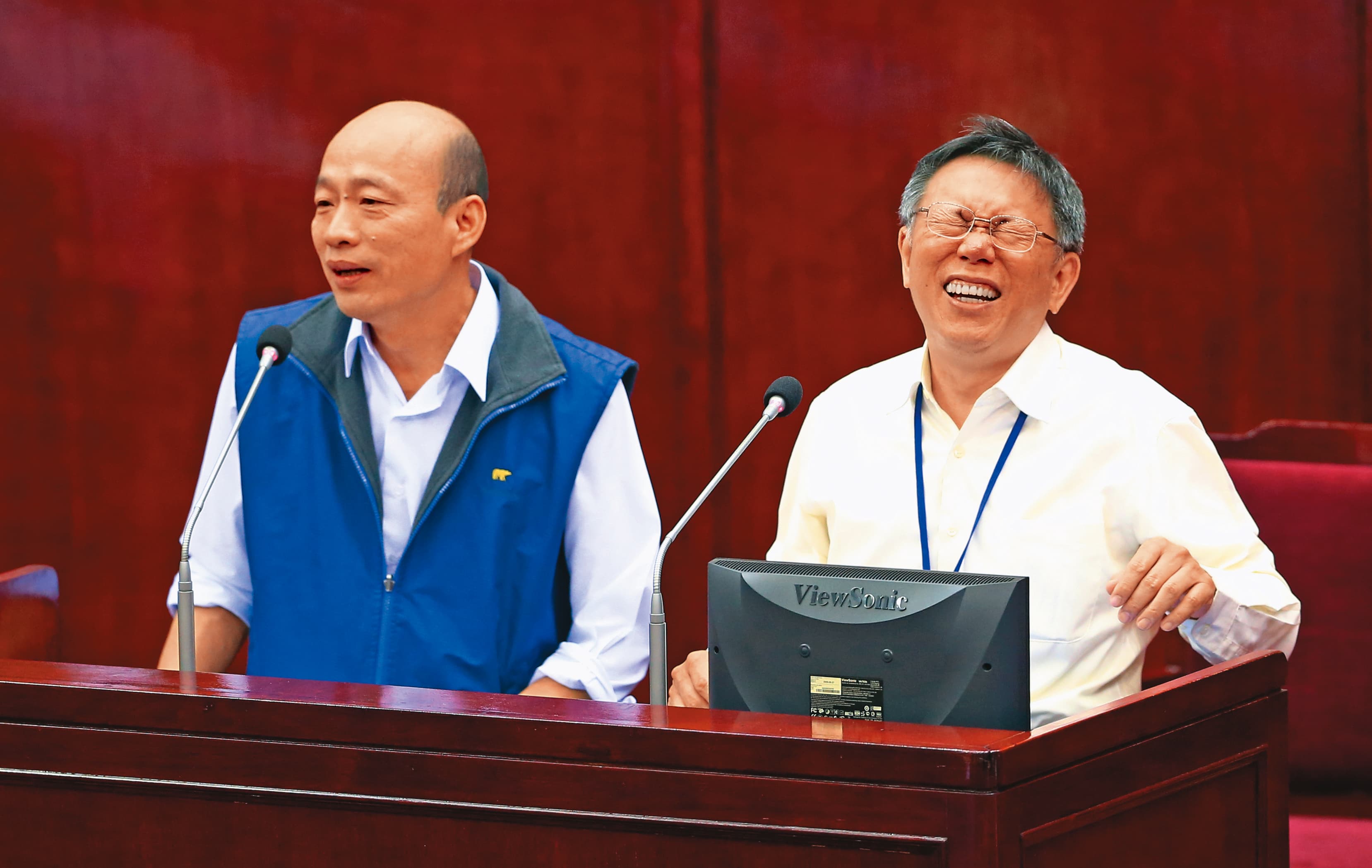 韓國瑜(左)曾在北市議會備詢時,力戰「菜蟲」罵名。右為時任台北市長的柯文哲。(聯合知識庫)