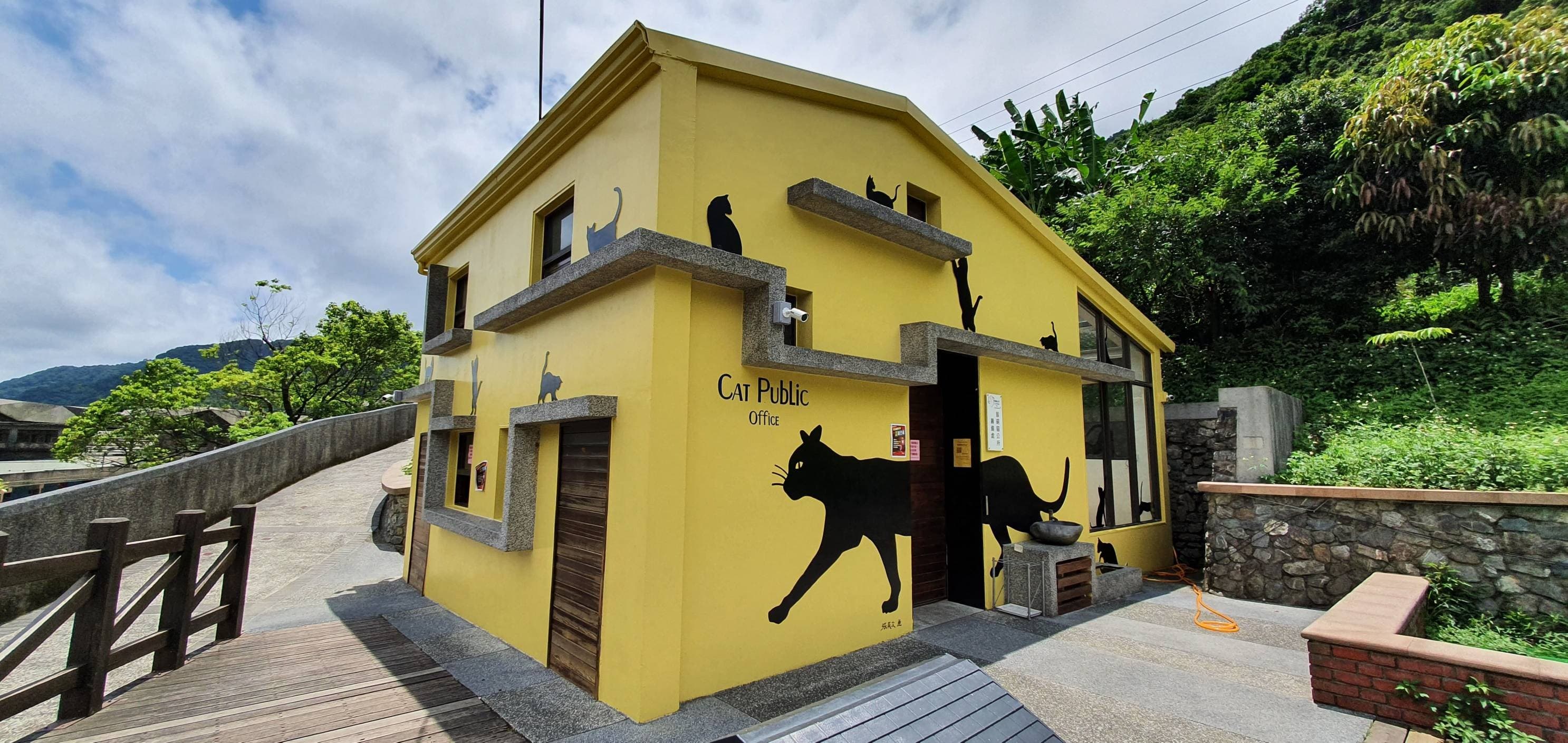 新北動保處設立猴硐貓村認養小棧,除了推廣正確衛教,也能在工作人員安排下與貓咪互動。(新北動保處提供)