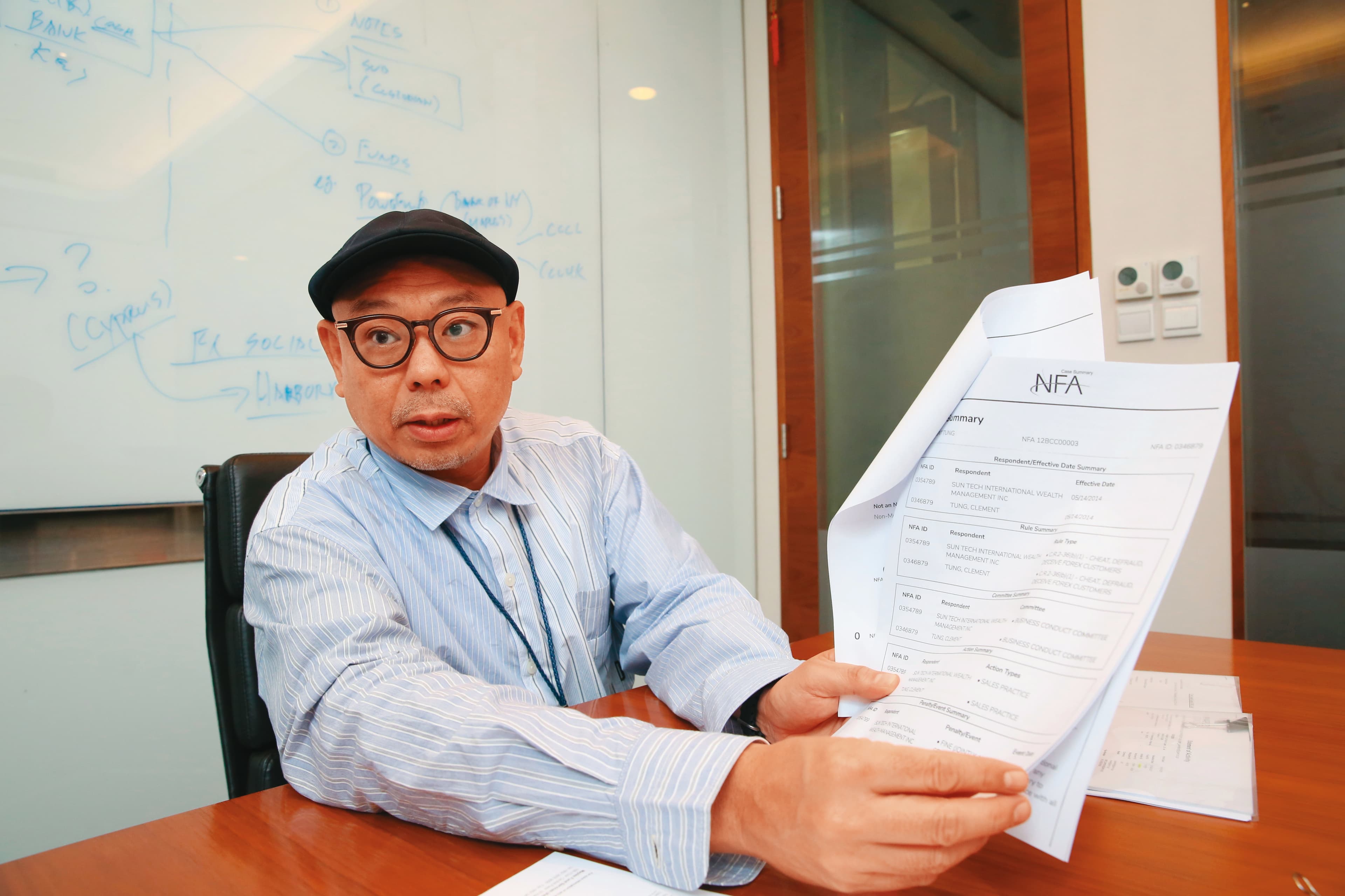董身達秀出多項文件，卻無法向投資人保證能贖回多少錢。