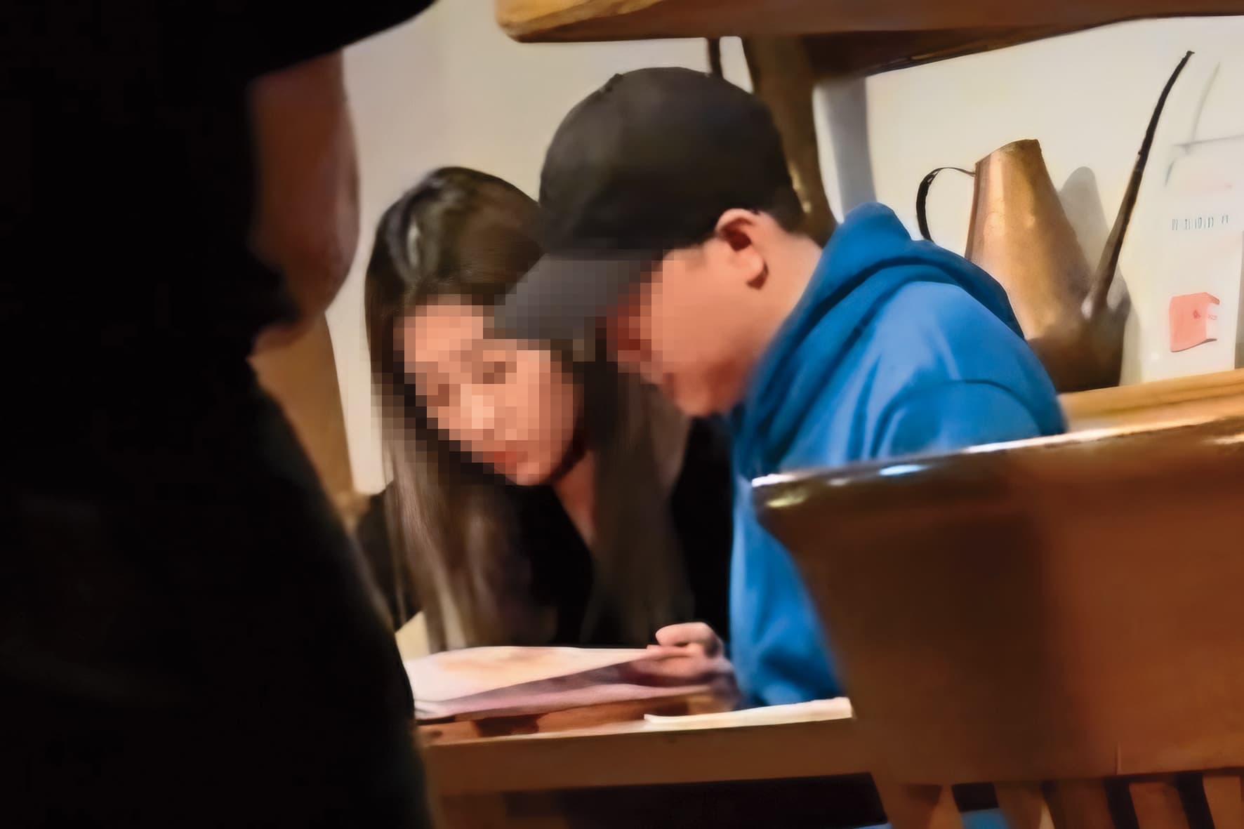 3月31日 黑帽男晚間帶樂兒去吃晚餐,兩人坐緊緊一起看菜單。(讀者提供)