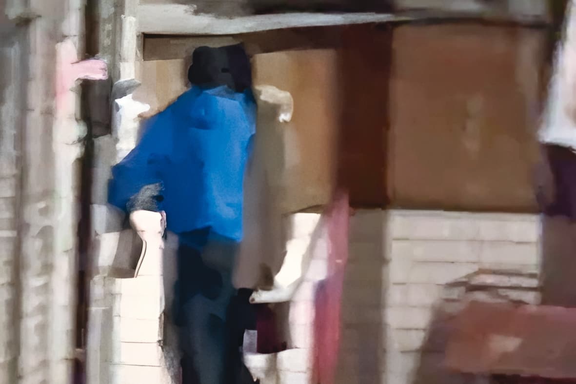 3月31日黑帽男緊跟著樂兒上樓,直奔香閨。(讀者提供)