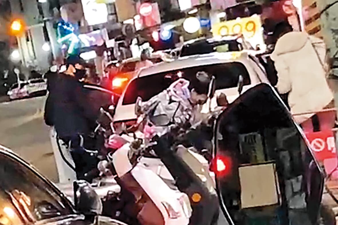 3月28日看完醫生回家路上,黑帽男先與樂兒去採買。(讀者提供)